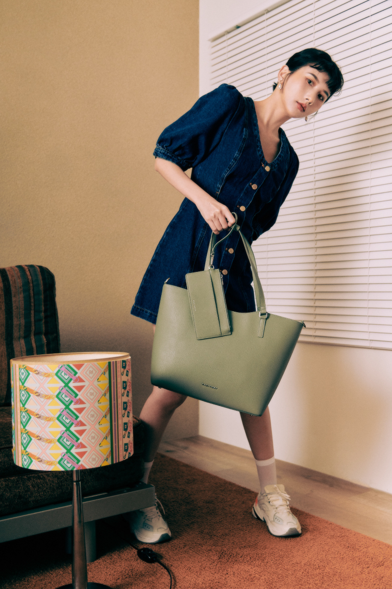 霧霾綠不像軍綠那樣英氣剛烈  反而多了份柔情似水