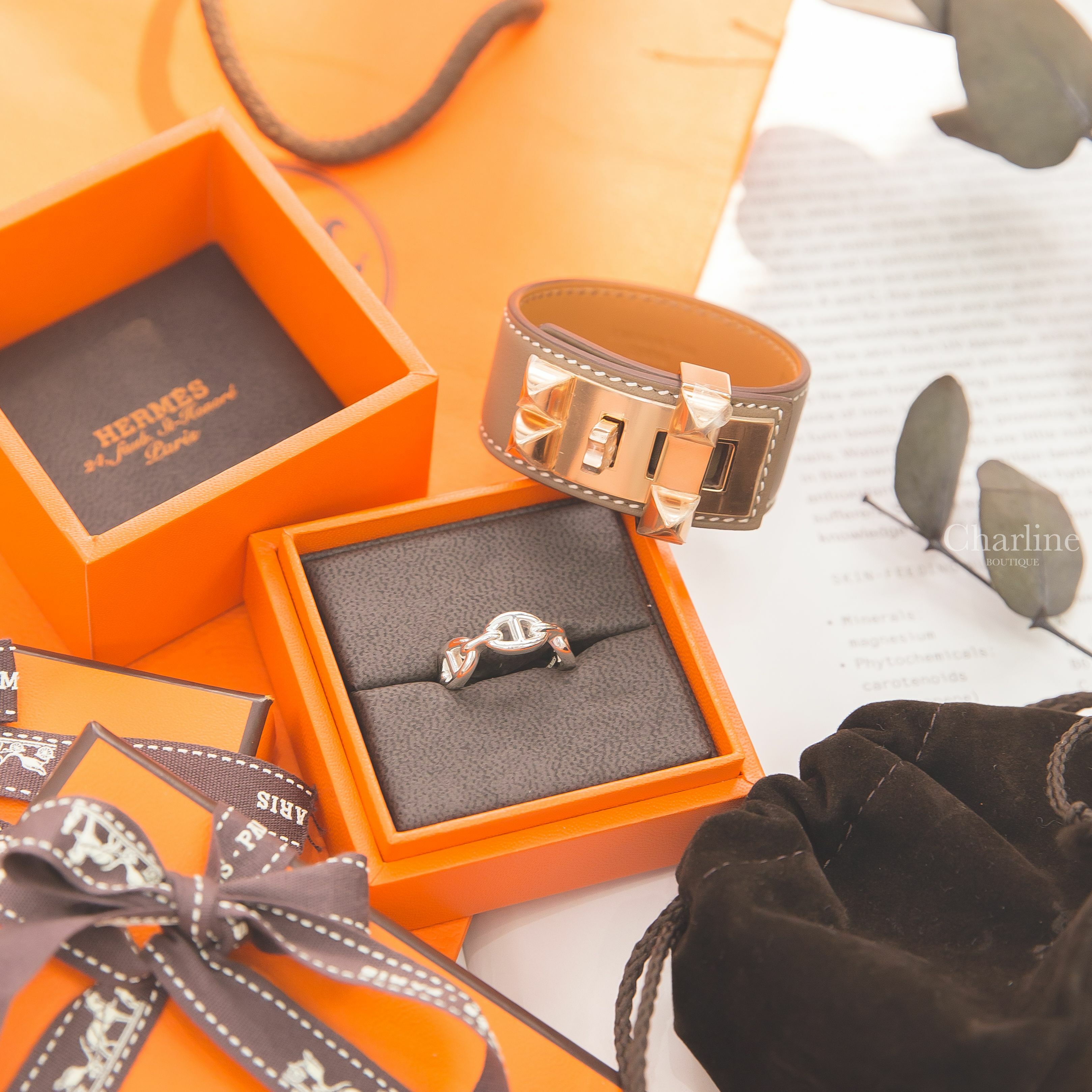 Hermès Chaine D'ancre Enchainee Ring 銀色小型θ銀飾戒指,Hermès Collier De Chien 24 Bracelet 大象灰玫瑰金釦卯釘手環-Charline Boutique 精品代購