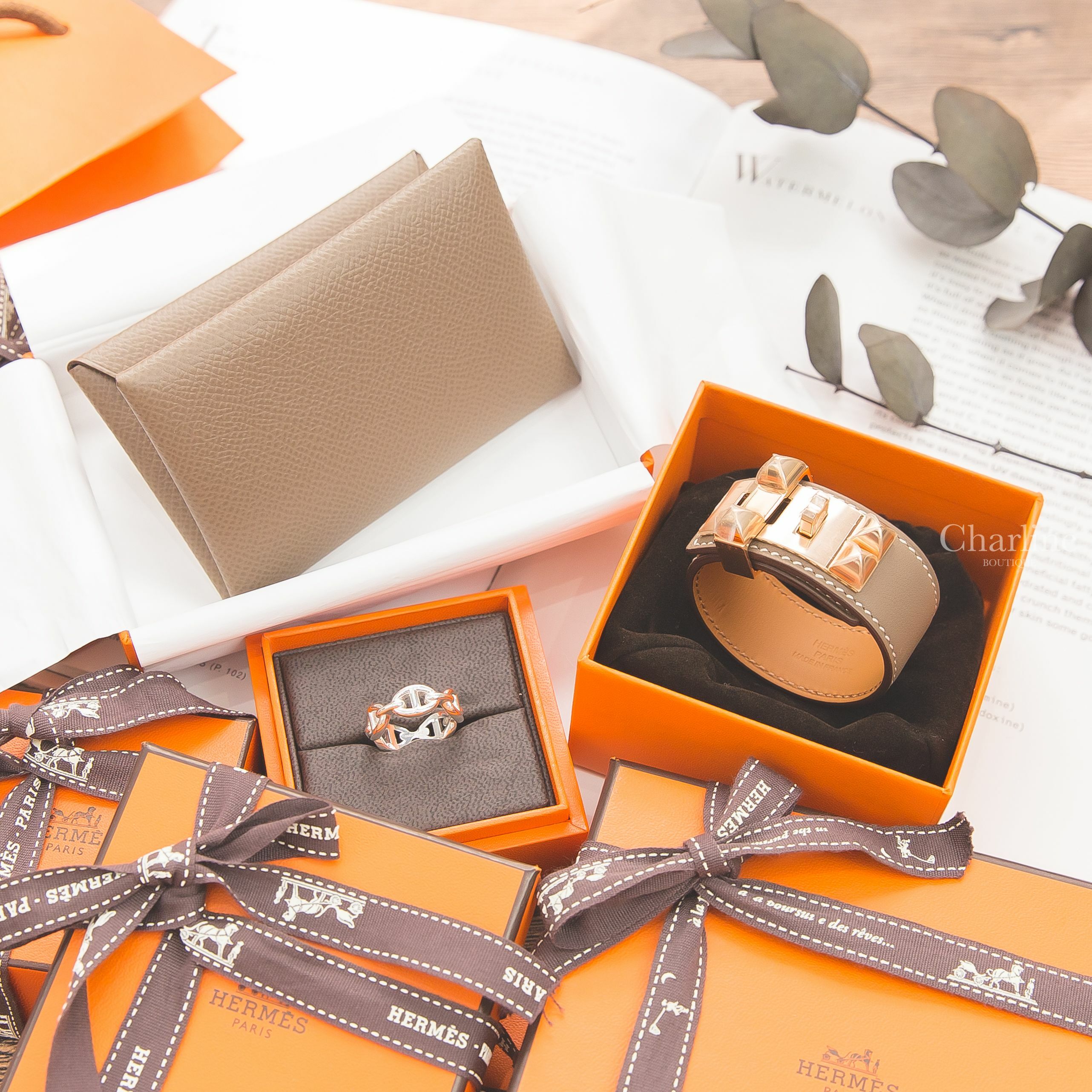 Hermès Chaine D'ancre Enchainee 銀色小型θ銀飾戒指,Hermès Collier De Chien 大象灰玫瑰金釦卯釘手環,Hermès Calvi 大象灰卡片夾-Charline Boutique 精品代購
