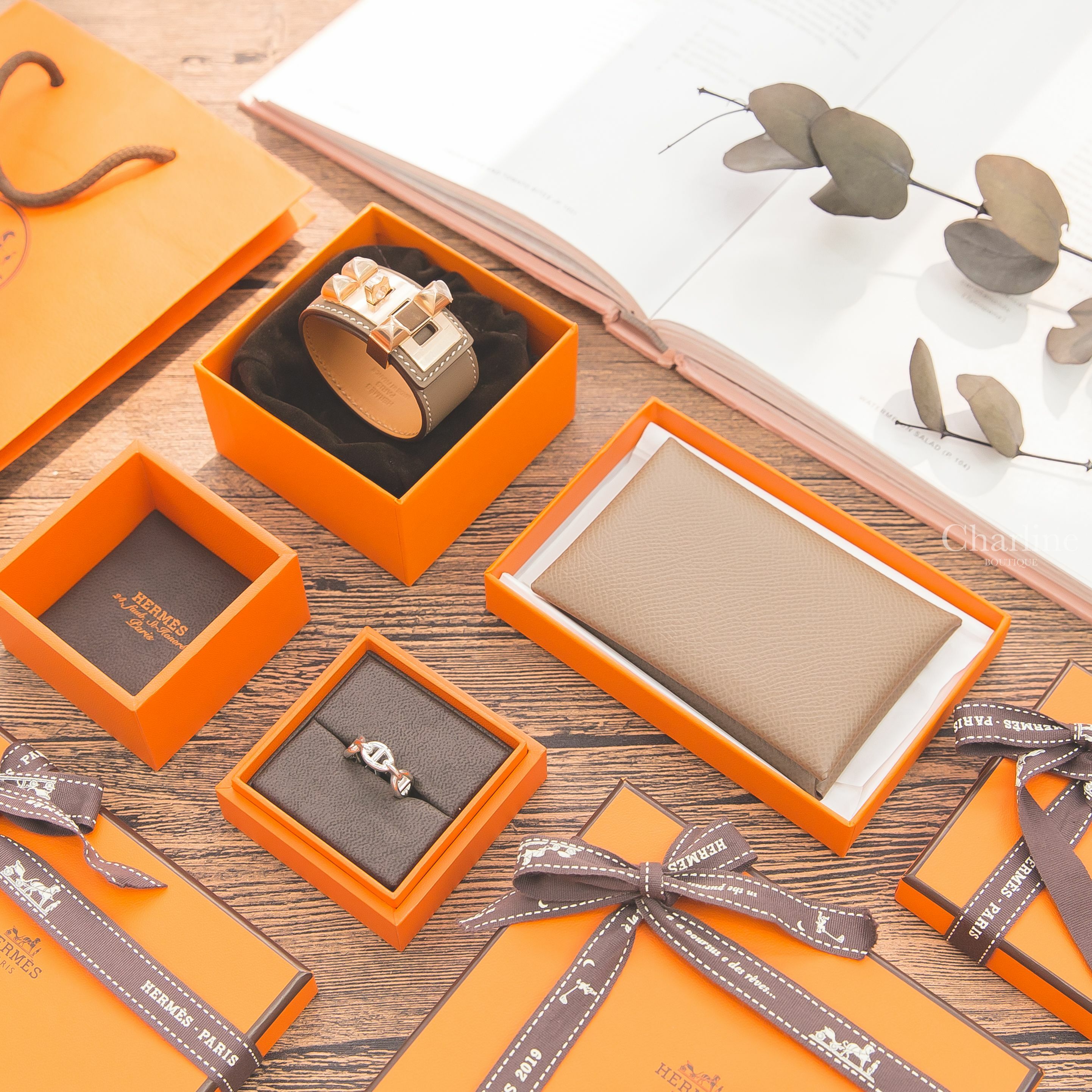 Hermès Chaine D'ancre Enchainee 銀色小型θ銀飾戒指,Hermès Collier De Chien 大象灰玫瑰金釦卯釘手環,Hermès Calvi 大象灰卡片夾-Charline Boutique 精品代購