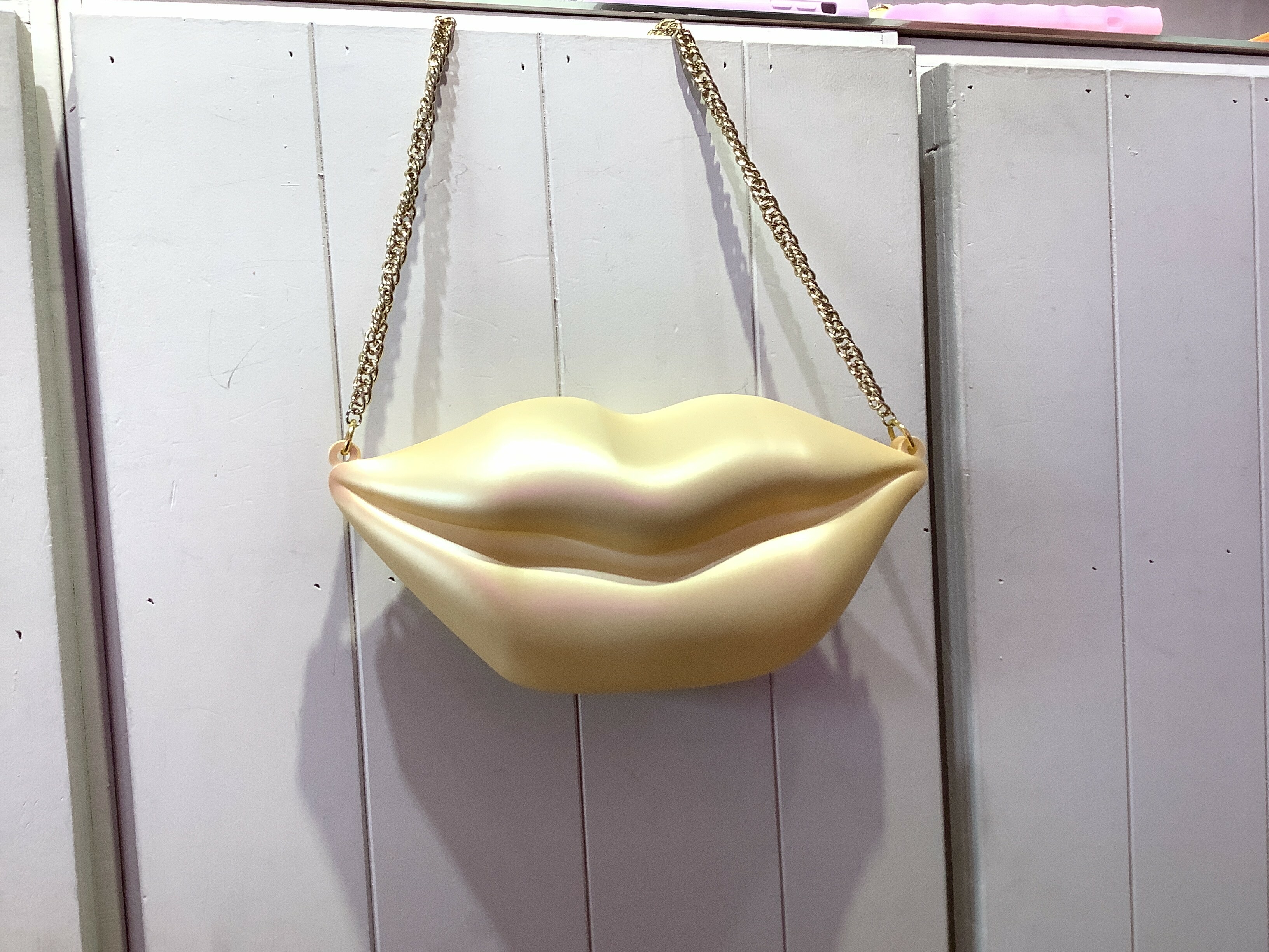 Candies 花花女孩嘴唇包(珠光黃)