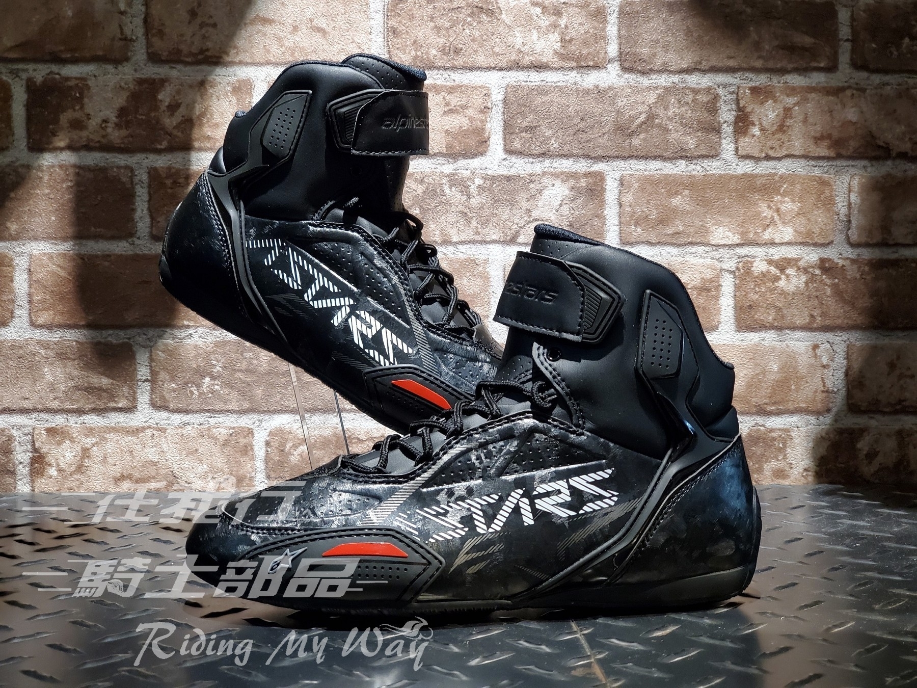 ALPINESTARS FASTER 3 SHOES BLACK GUNMETAL 鍛造碳纖維紋路 車靴