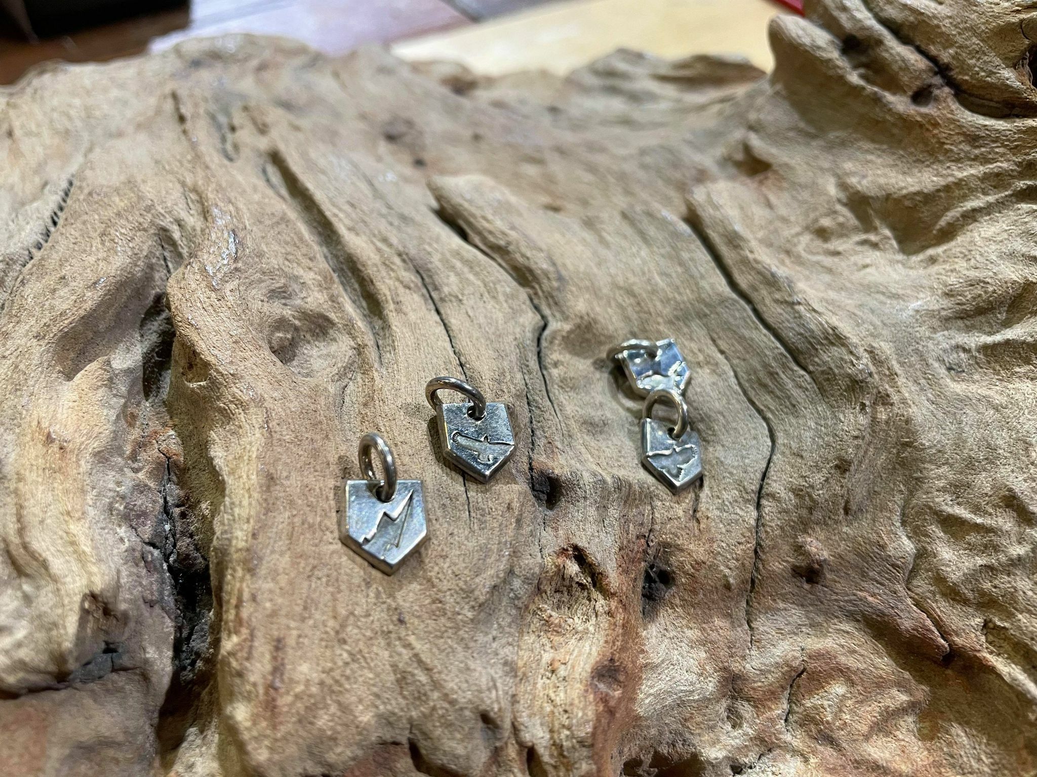 Black Venom Jewelry- Freedom & Prayer 純銀閃電、老鷹小吊牌 。