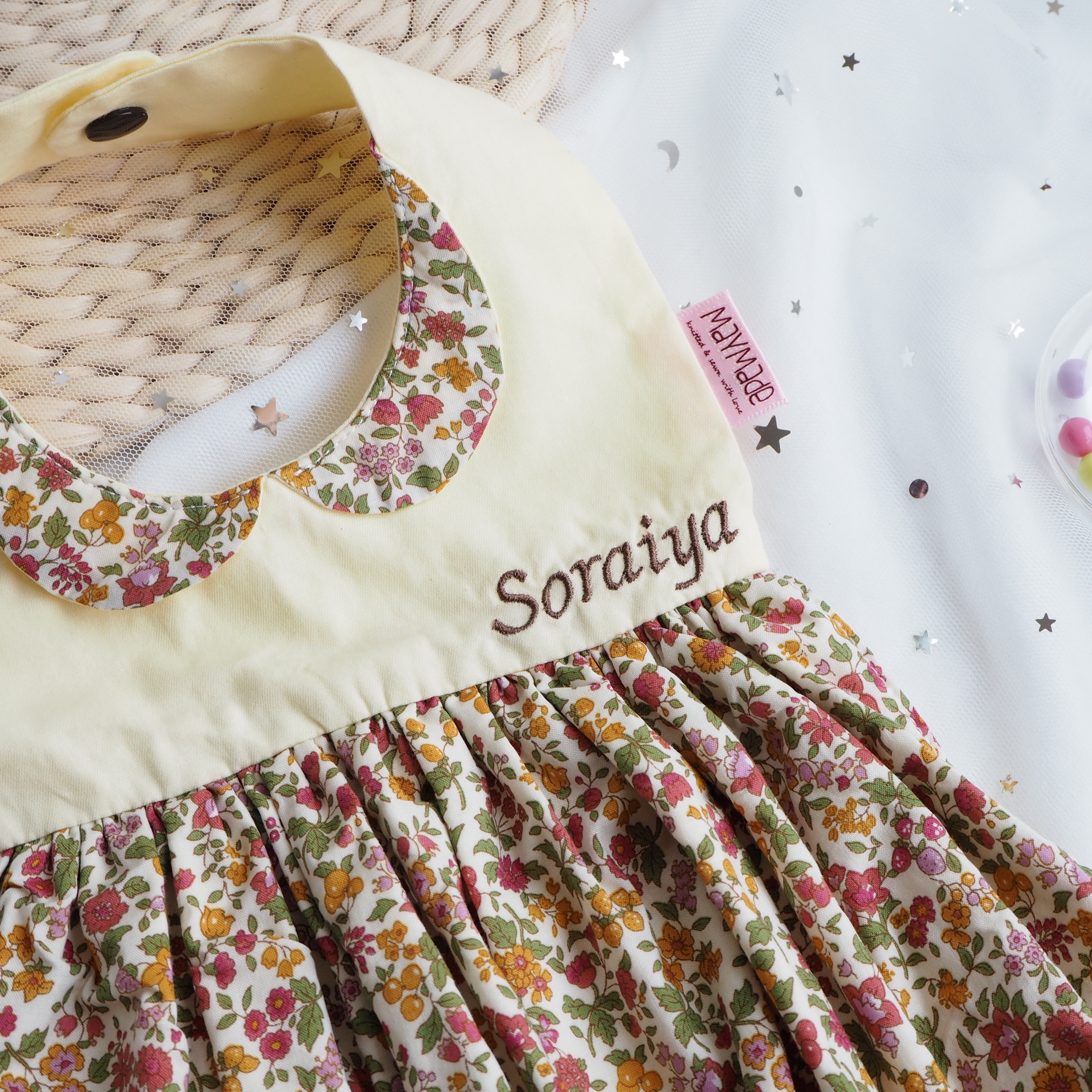 黃色碎花圖案 迷你裙造型口水肩 彌月禮物