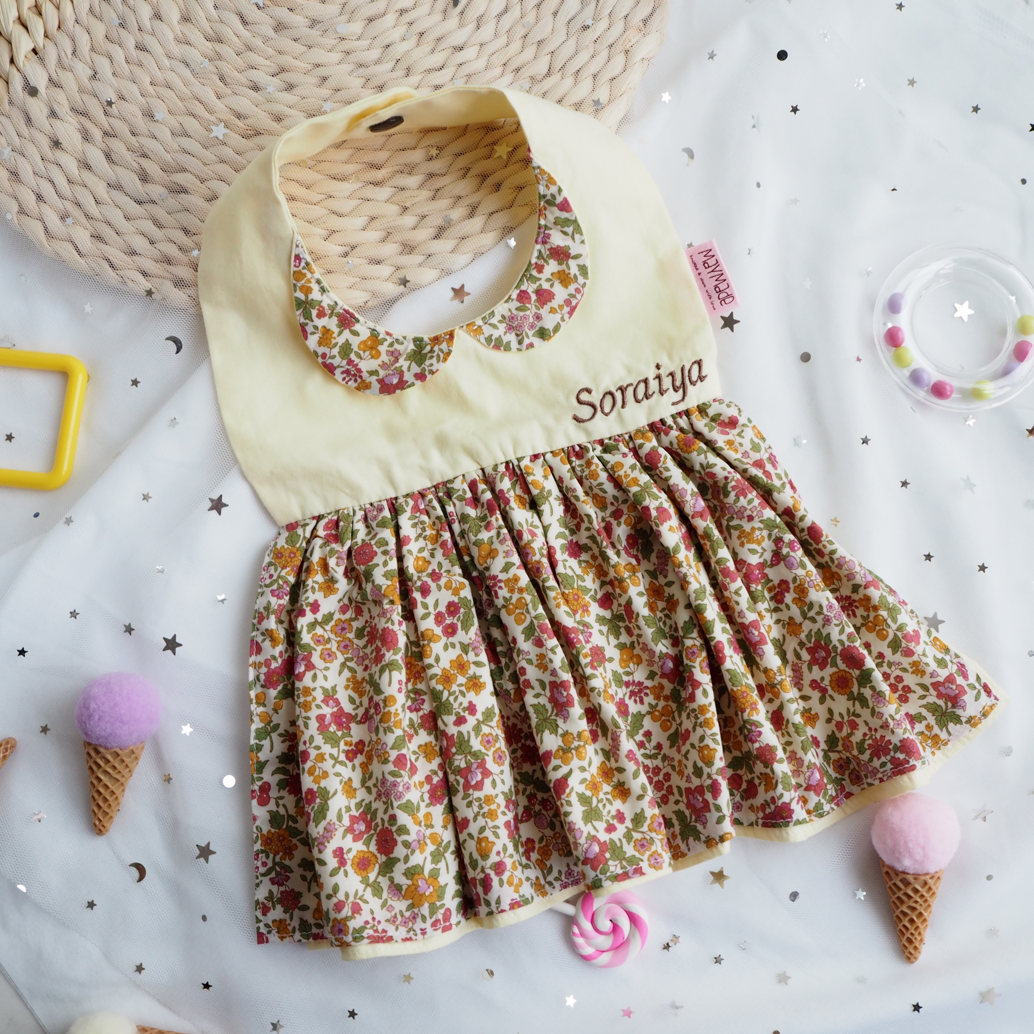 黃色碎花圖案 迷你裙造型口水肩 彌月禮物