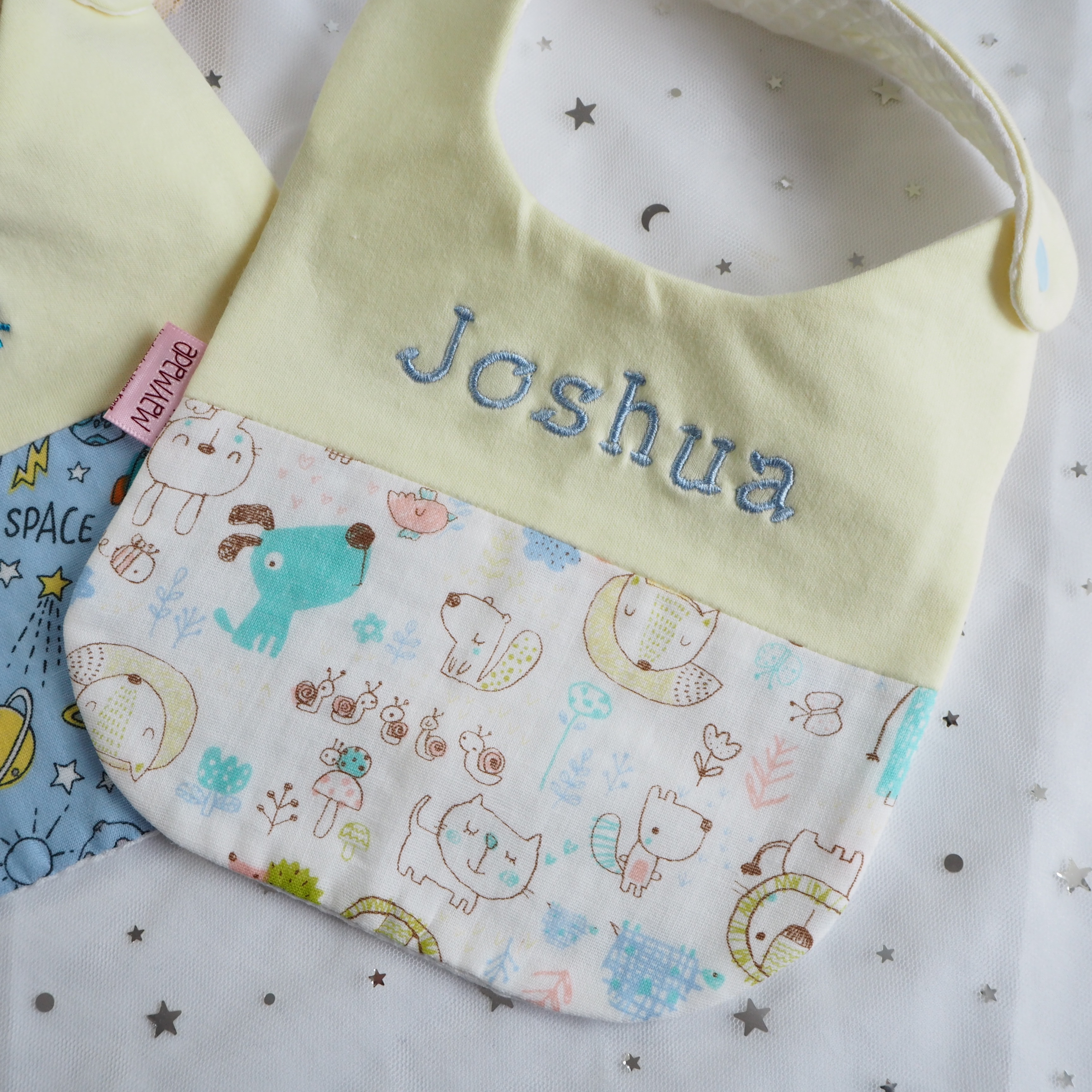 手繪風動物圖案 拼布款繡名口水肩