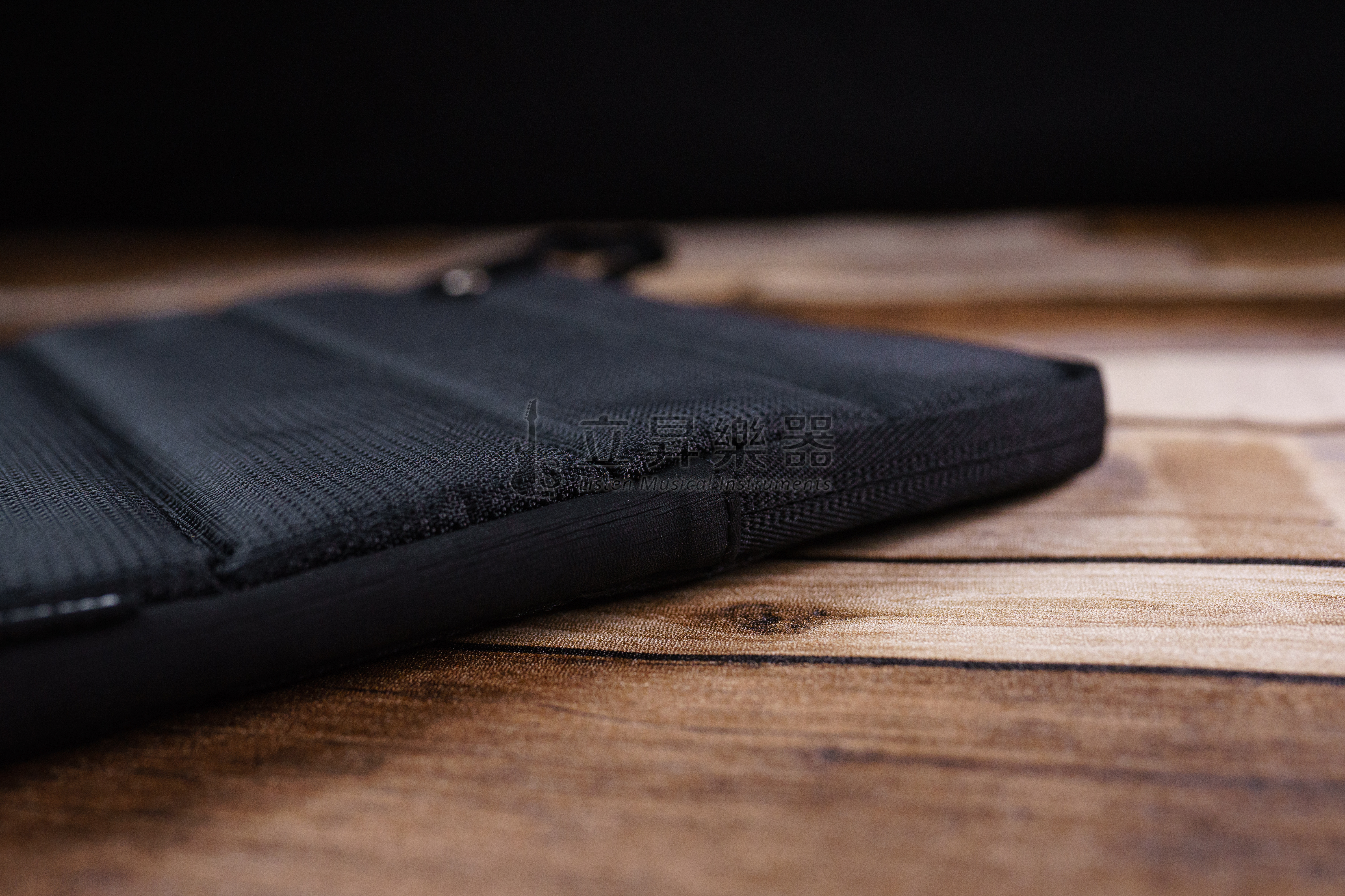 MONO MONO iPad 收納袋 CVL-LPD-BLK iPad袋 平板袋 適用9.7吋以下 27.9 x 2.5 x 22.9 cm 第 5 張圖片｜三峽錄音 / 音響