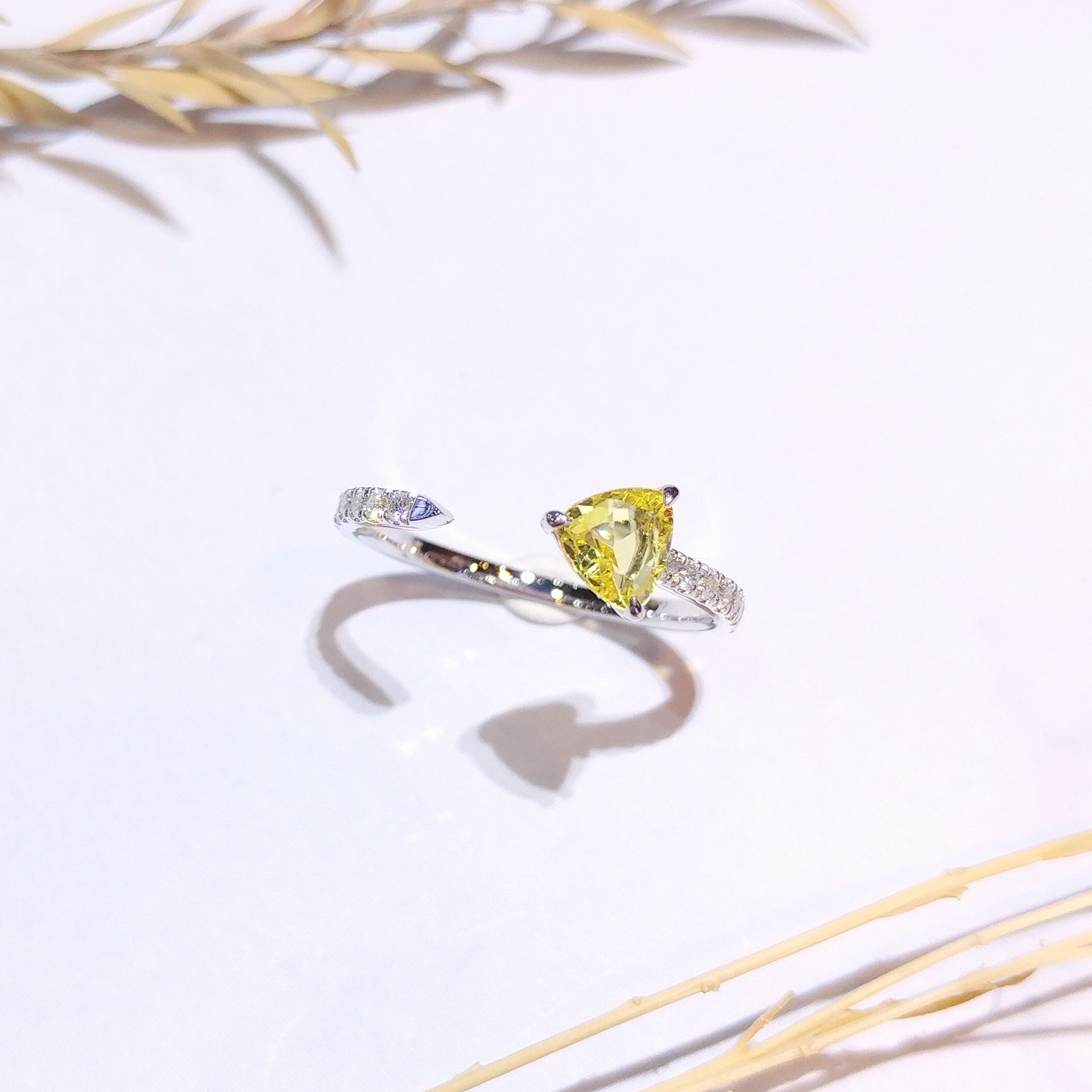 全新18K白金【單粒5份黃寶石】配13份鑽石戒指