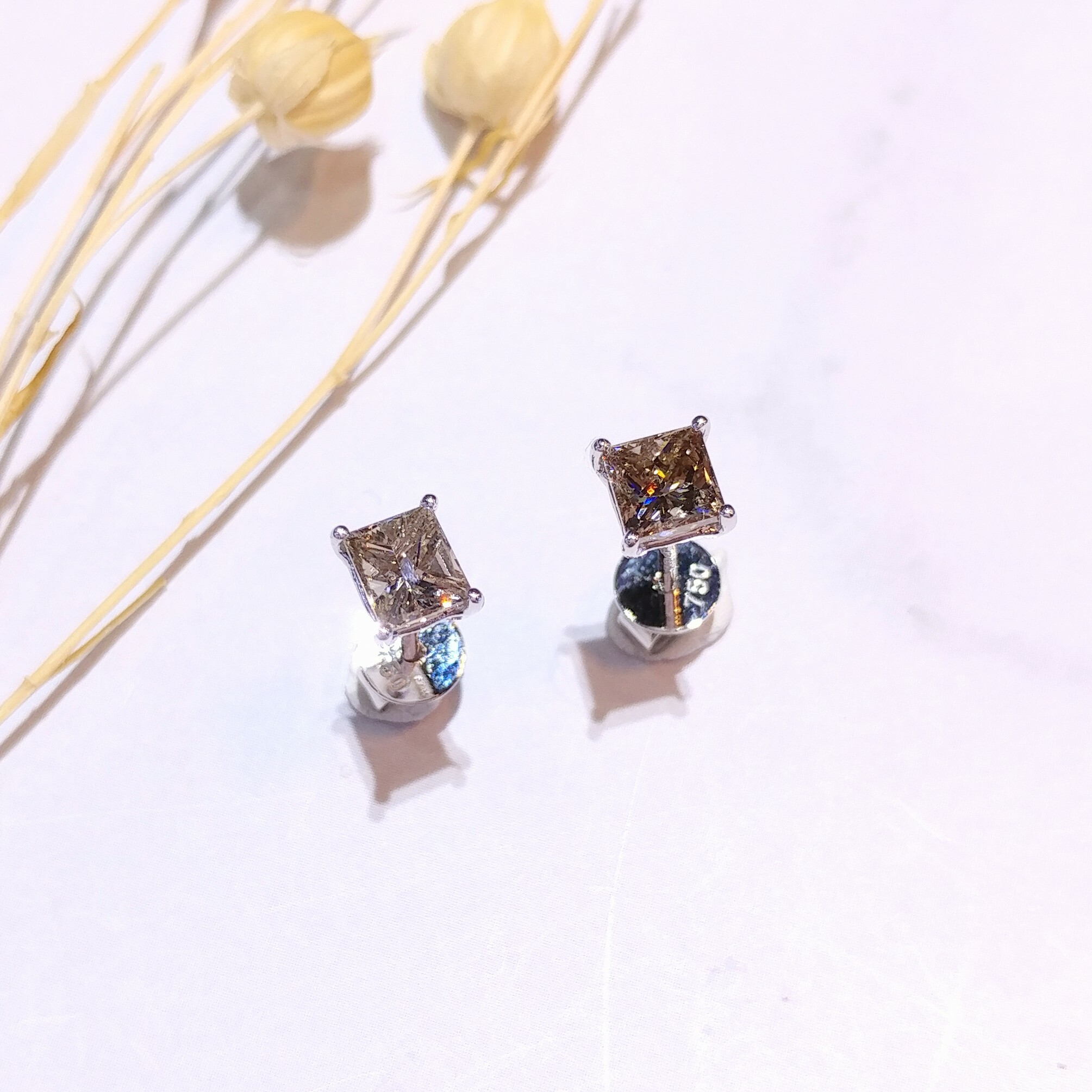 全新18K白金【主石95份咖啡方形鑽】耳環