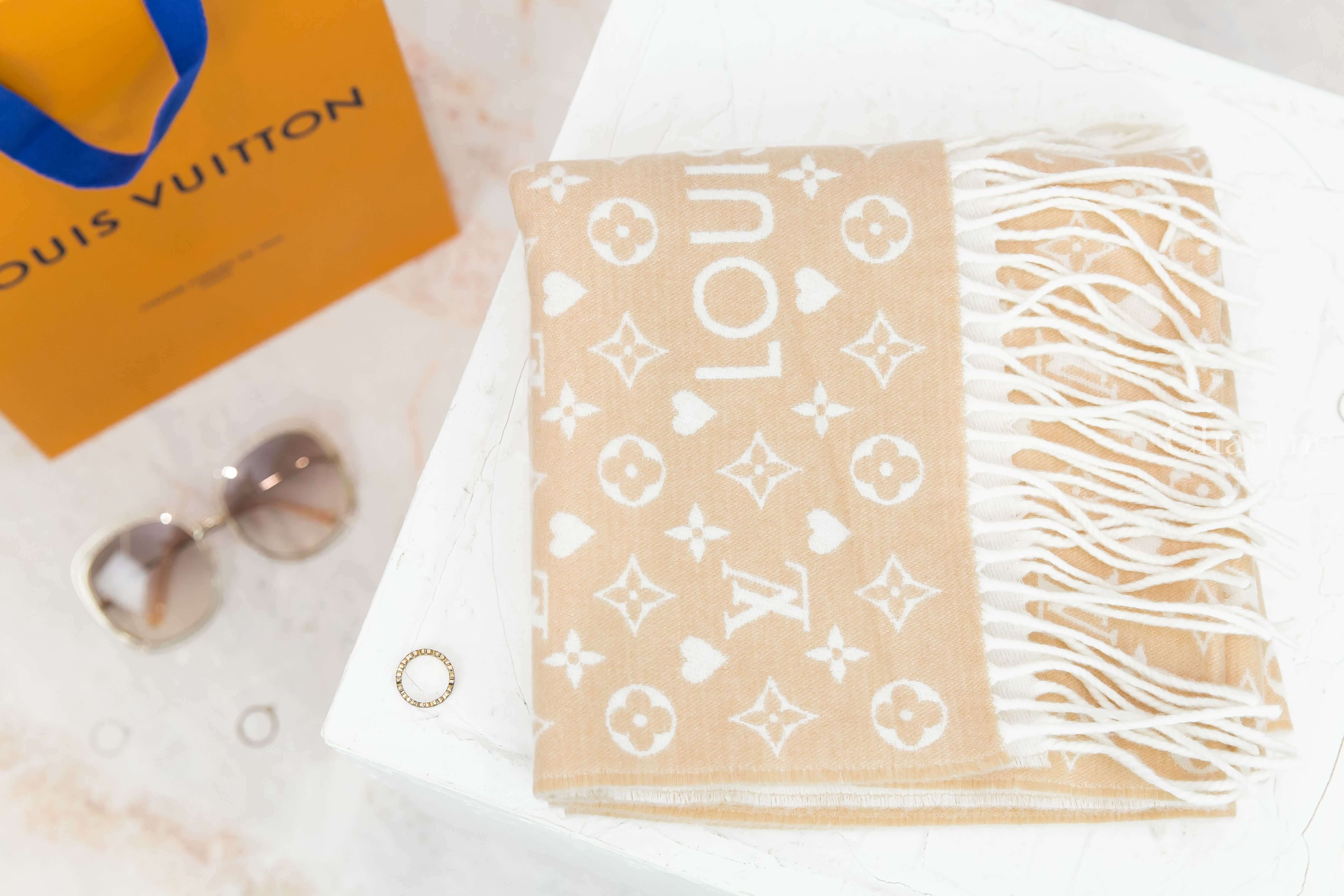 Louis Vuitton Game On Scarf 沙色拼米色白字老花愛心喀什米爾流蘇圍巾-Charline Boutique 精品代購