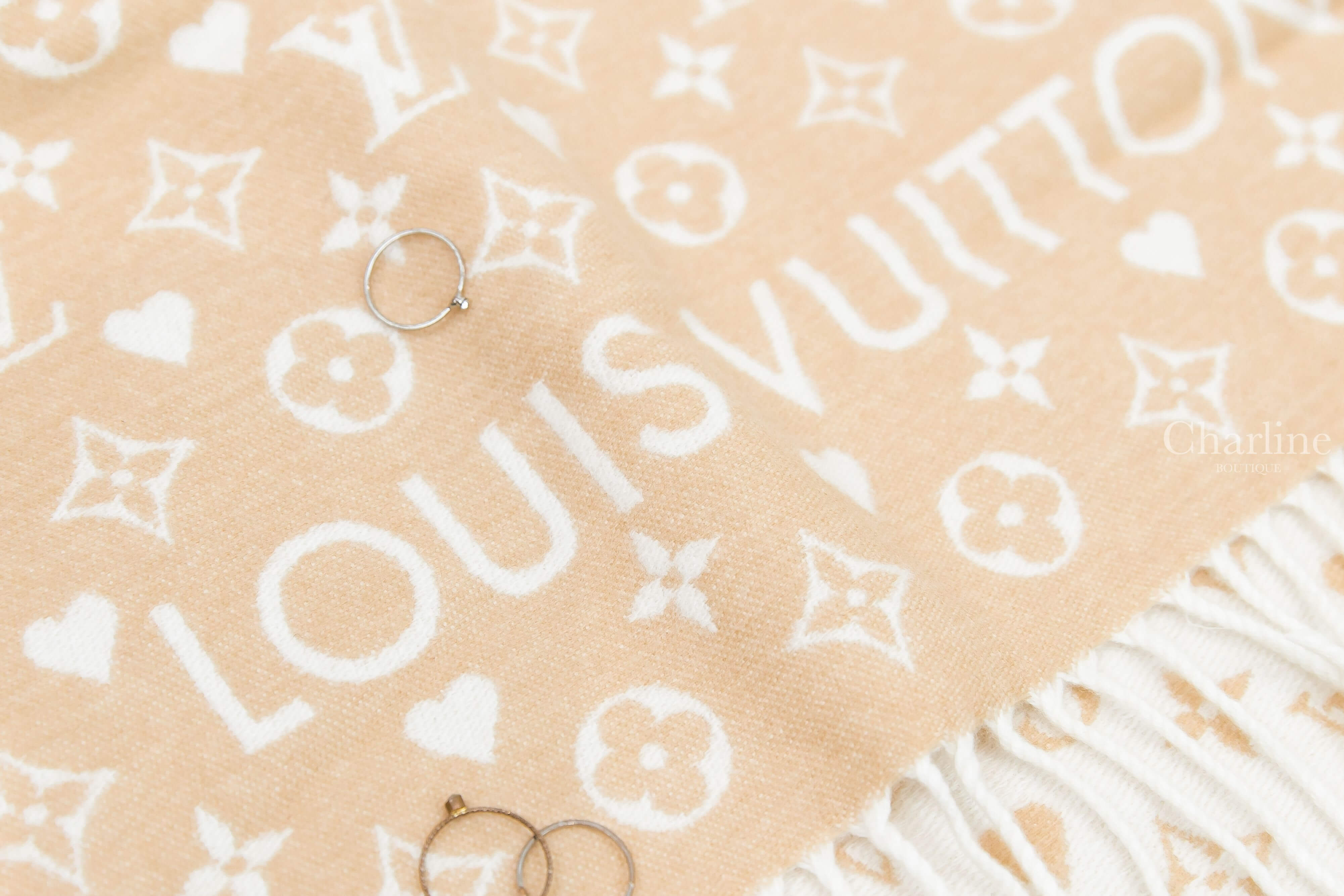Louis Vuitton Game On Scarf 沙色拼米色白字老花愛心喀什米爾流蘇圍巾