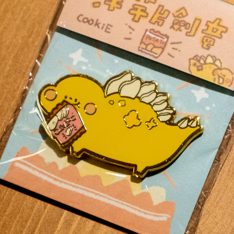 狗狗的小跳步，繪蹦砰｜金屬徽章｜洋片劍龍｜紅色洋芋片