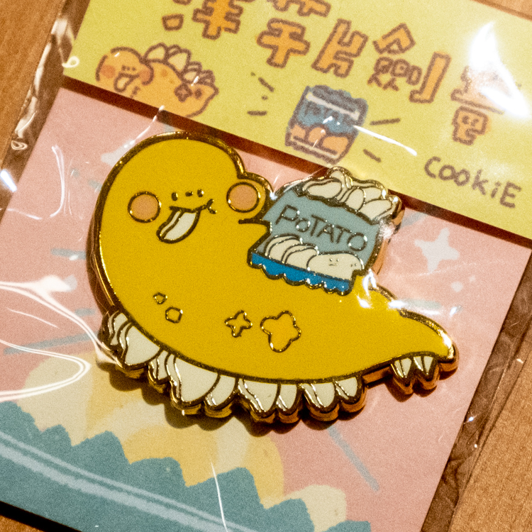 狗狗的小跳步，繪蹦砰｜金屬徽章｜洋片劍龍｜藍色洋芋片