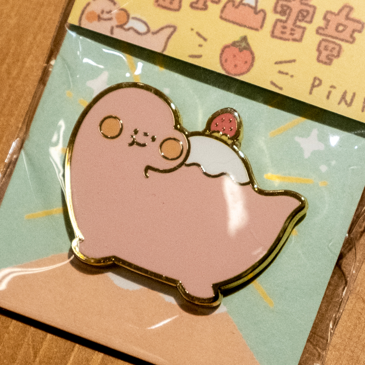 狗狗的小跳步，繪蹦砰｜金屬徽章｜富士山雷龍｜粉色草莓款