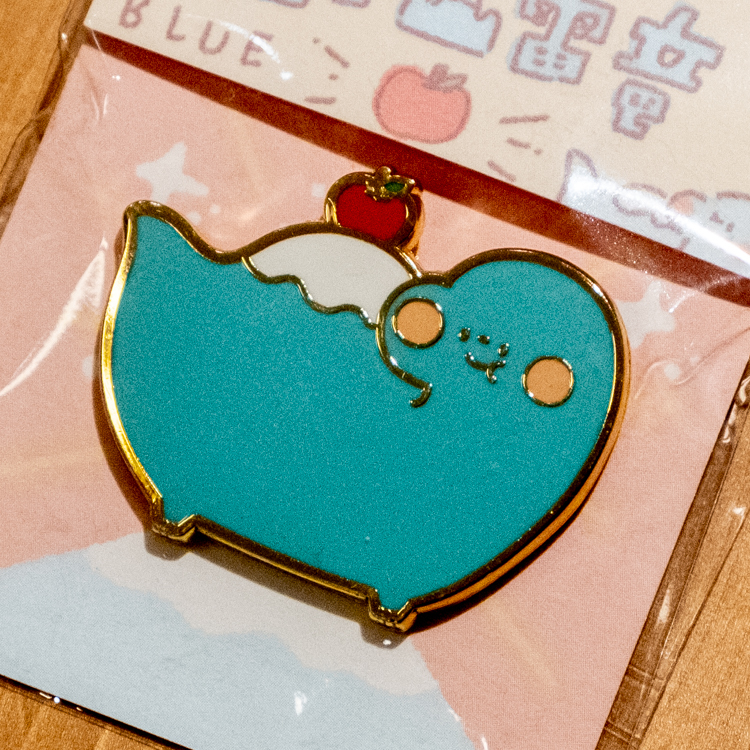 狗狗的小跳步，繪蹦砰｜金屬徽章｜富士山雷龍｜藍色蘋果款