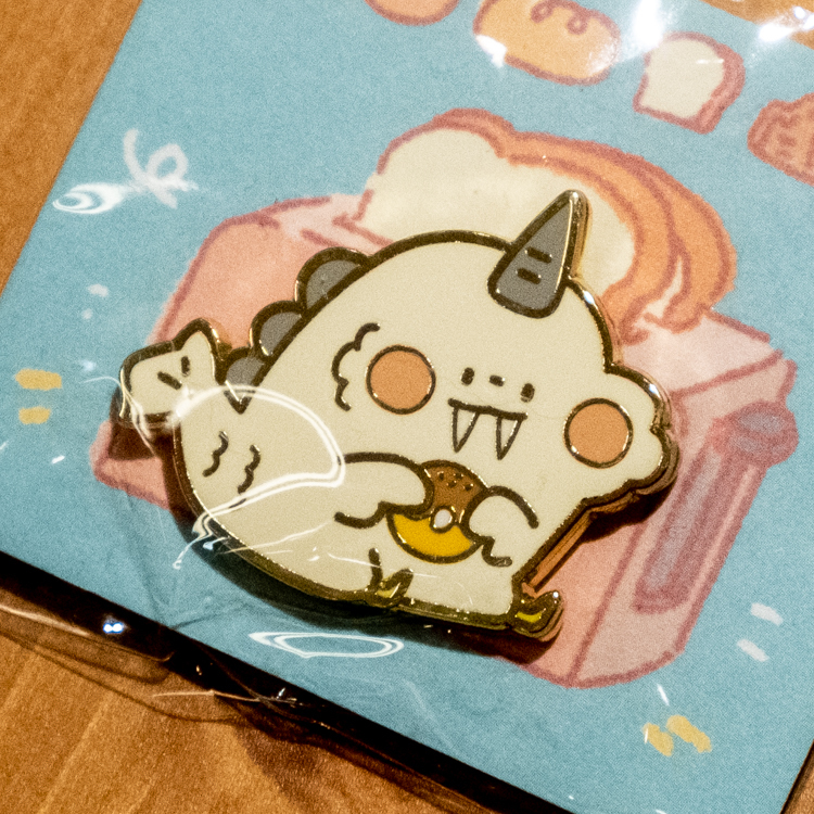 狗狗的小跳步，繪蹦砰｜金屬徽章｜水中恐龍｜甜甜圈恐龍 (米白)