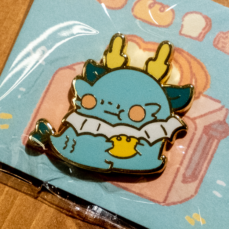 狗狗的小跳步，繪蹦砰｜金屬徽章｜水中恐龍｜軟麵包恐龍 (湖水綠)