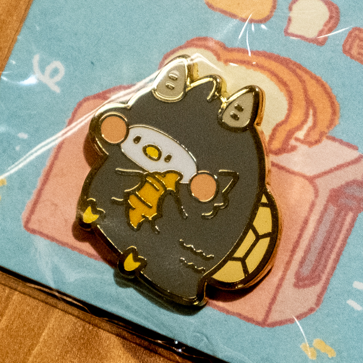 狗狗的小跳步，繪蹦砰｜金屬徽章｜水中恐龍｜可頌恐龍鳥 (灰黑)