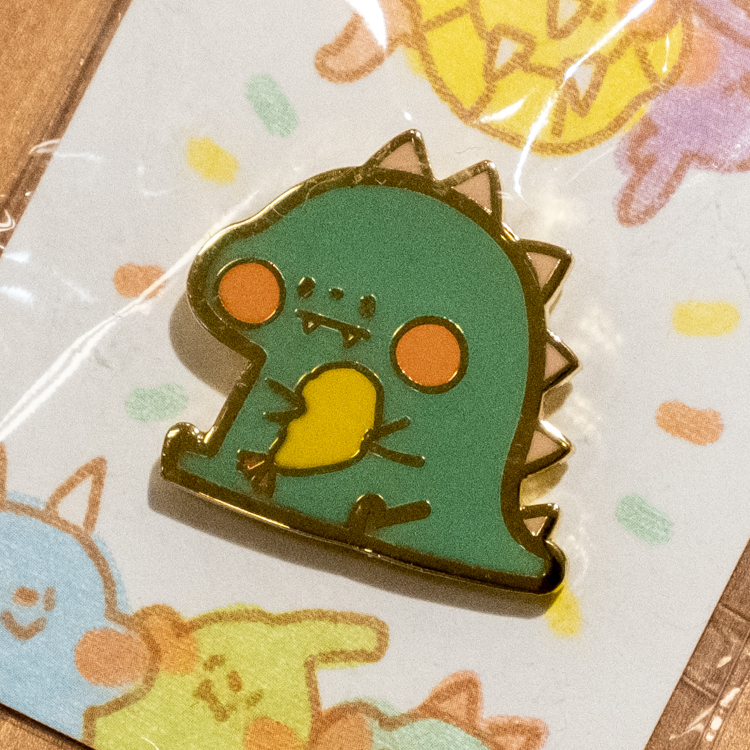 狗狗的小跳步，繪蹦砰｜金屬徽章｜吃貨恐龍｜炸蝦花邊龍