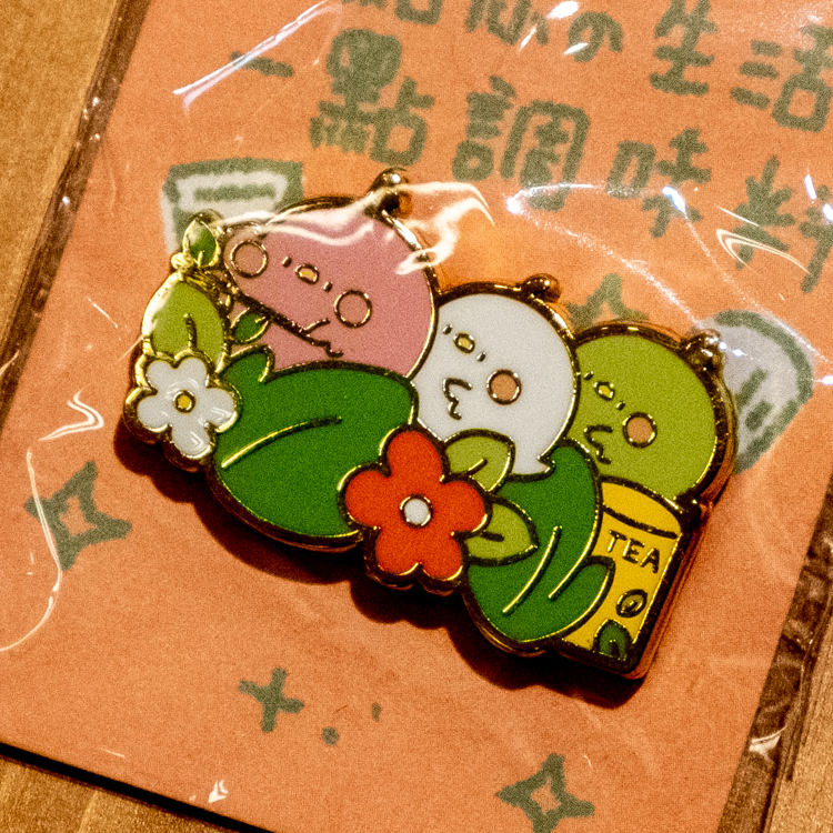 狗狗的小跳步，繪蹦砰｜金屬徽章｜吃貨好朋友｜三色小雞團子