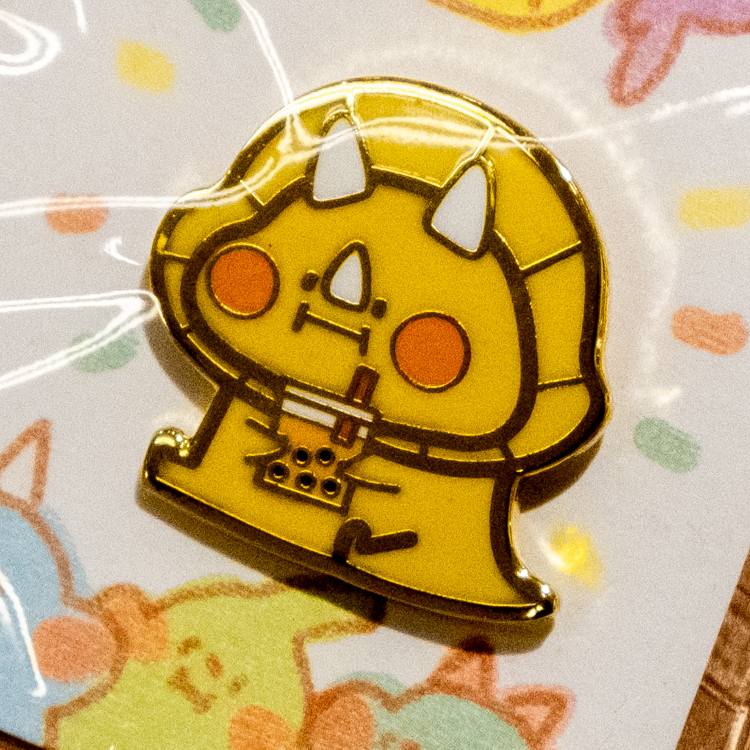 狗狗的小跳步，繪蹦砰｜金屬徽章｜吃貨恐龍｜珍奶三角龍