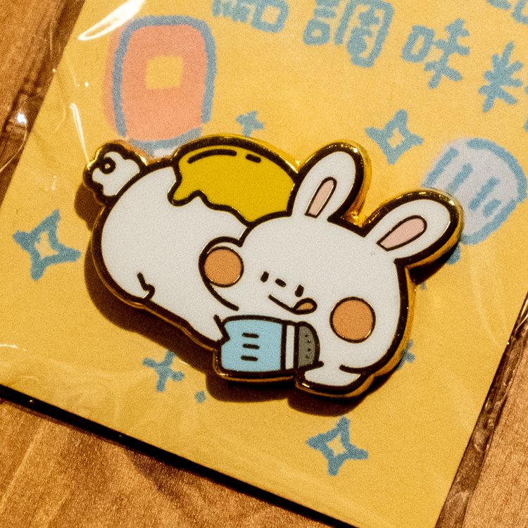 狗狗的小跳步，繪蹦砰｜金屬徽章｜吃貨好朋友｜荷包蛋兔子