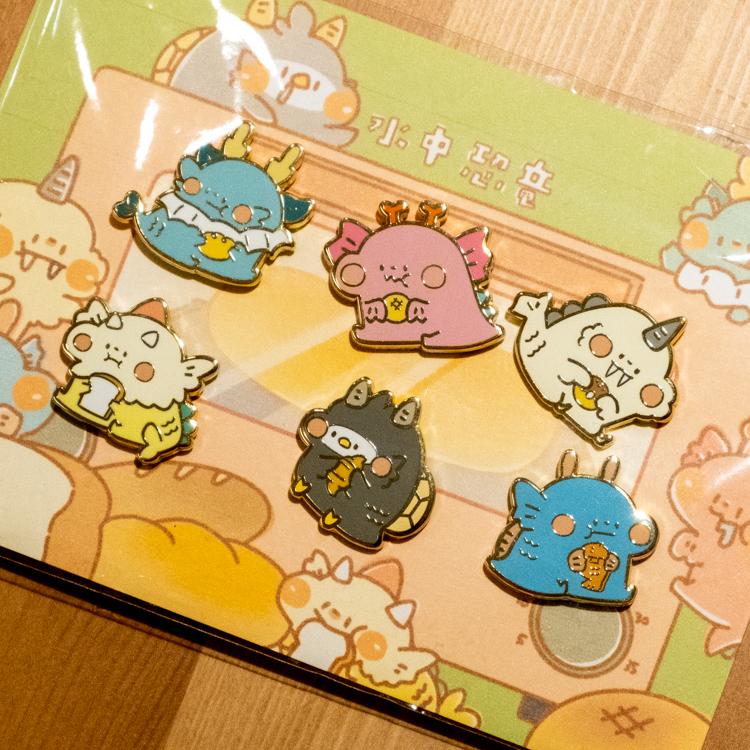 狗狗的小跳步，繪蹦砰｜金屬徽章｜水中恐龍套組