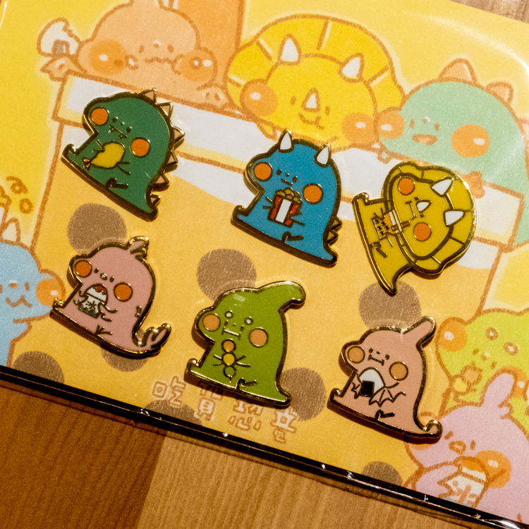 狗狗的小跳步，繪蹦砰｜金屬徽章｜吃貨恐龍套組
