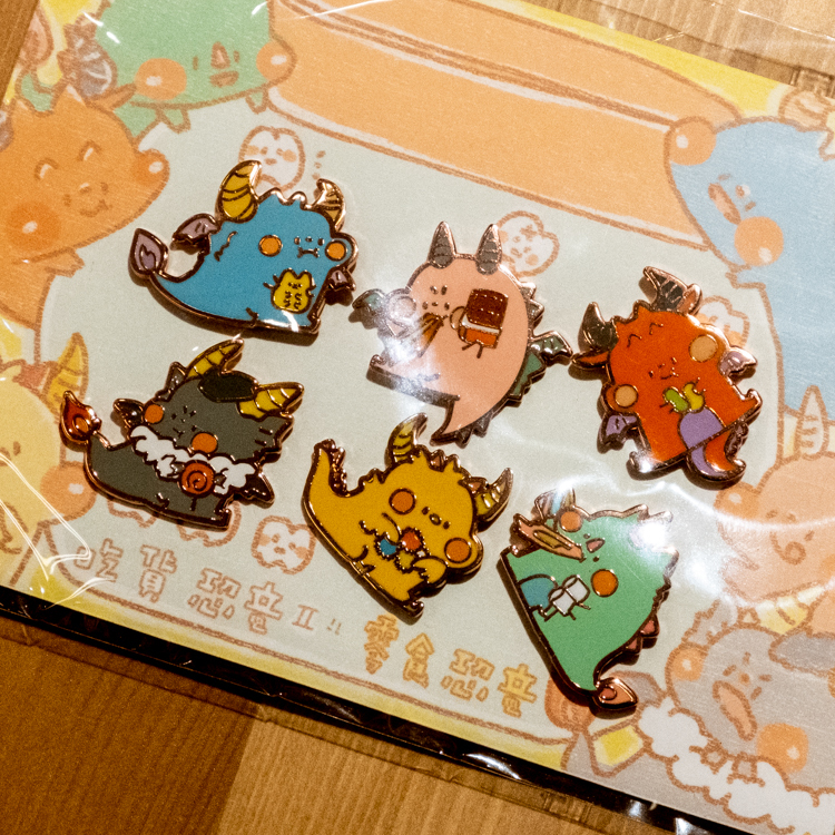 狗狗的小跳步，繪蹦砰｜金屬徽章｜零食恐龍套組