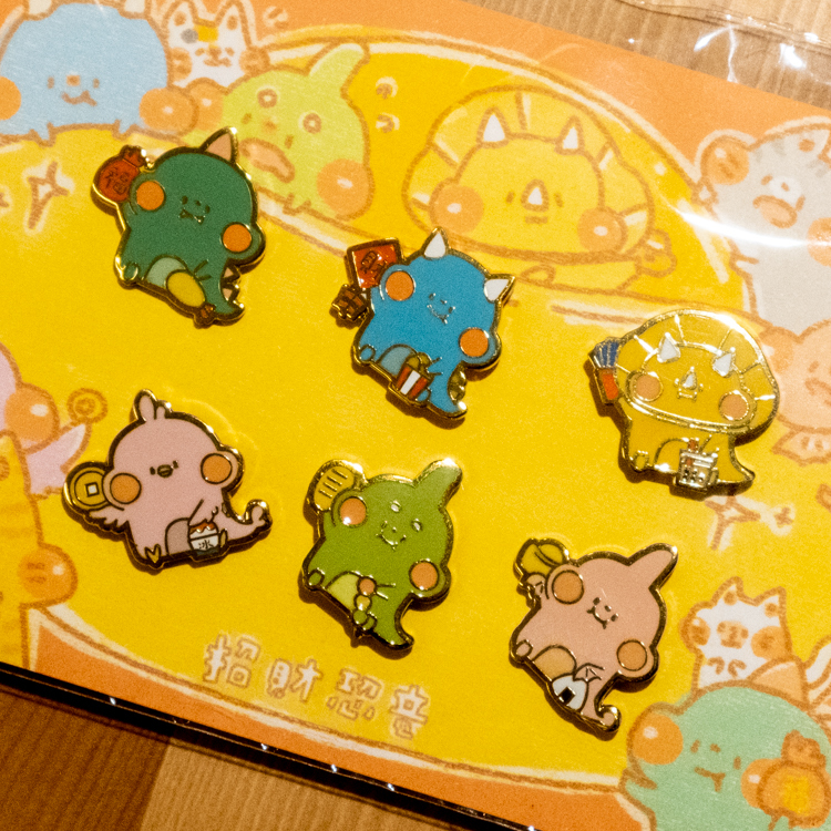 狗狗的小跳步，繪蹦砰｜金屬徽章｜招財恐龍套組