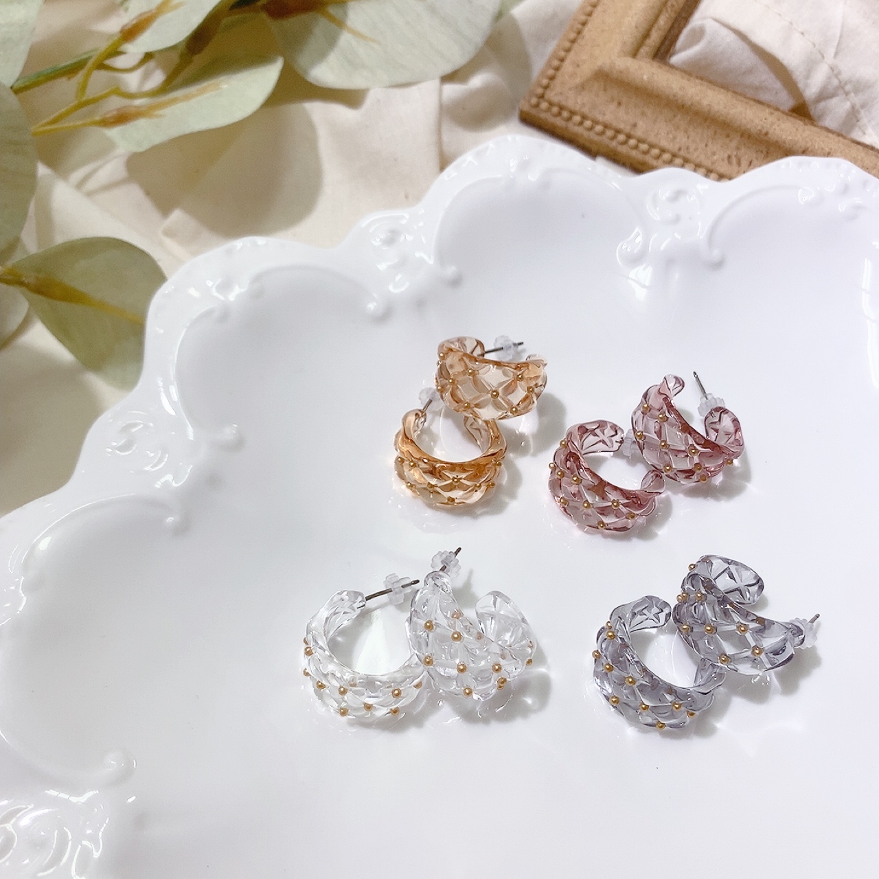 [日本制] 刻花透明感C形耳環