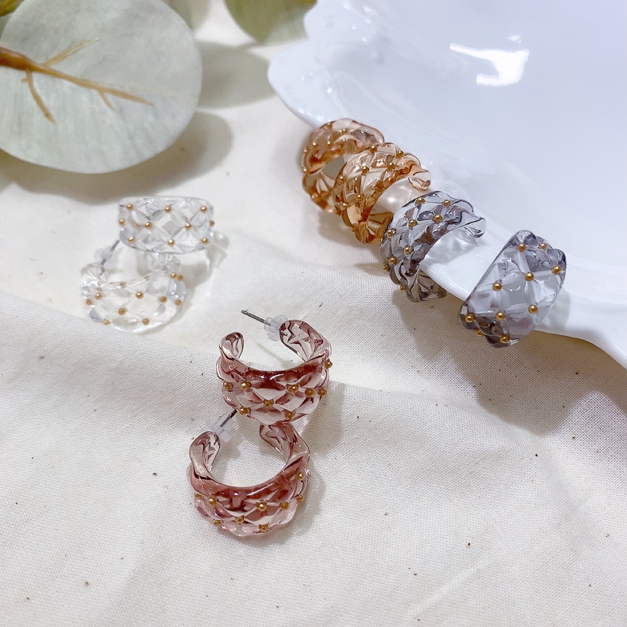 [日本制] 刻花透明感C形耳環