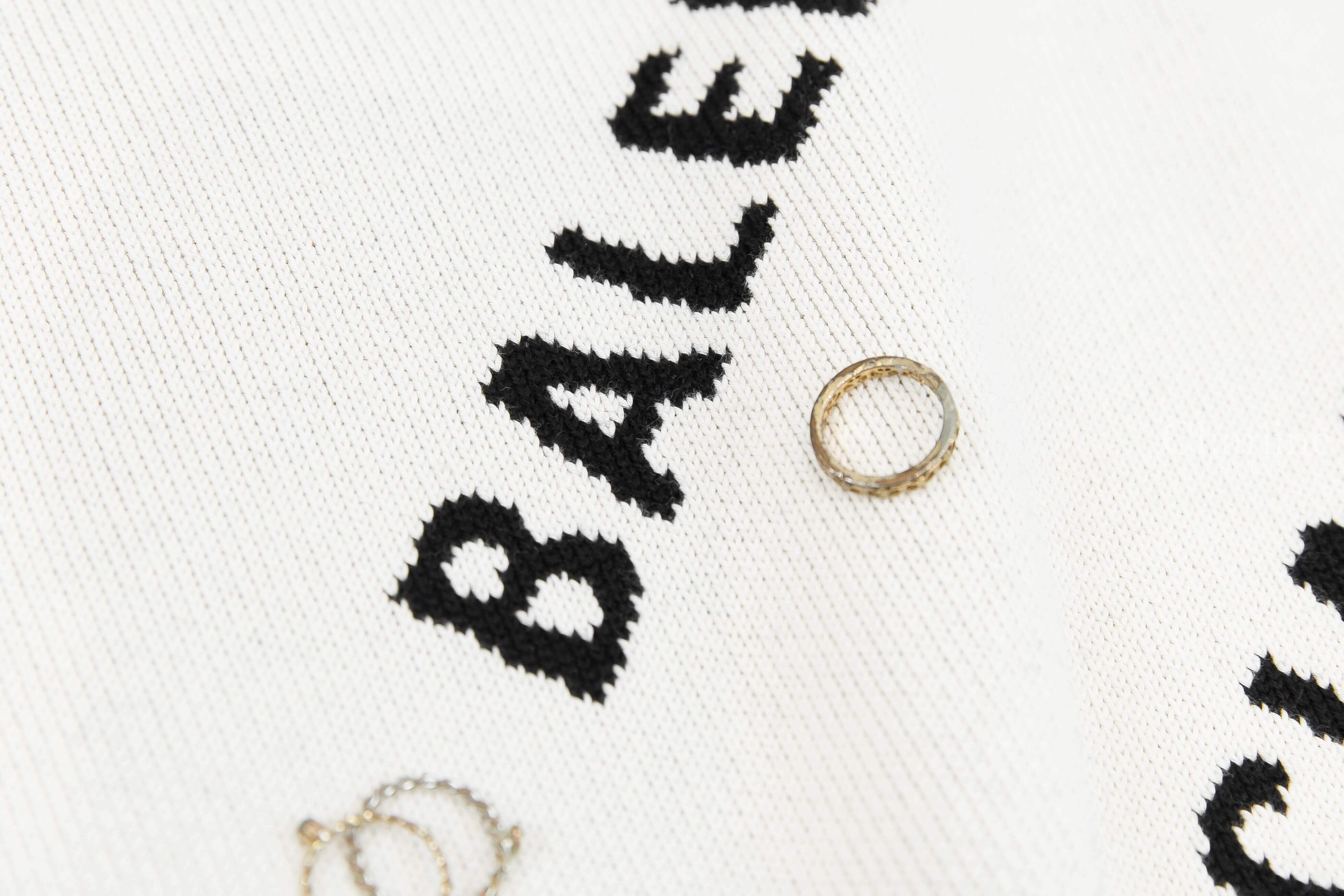 Balenciaga Allover Logo Crewneck 白色滿版黑色 Logo 棉質混羊毛長袖毛衣
