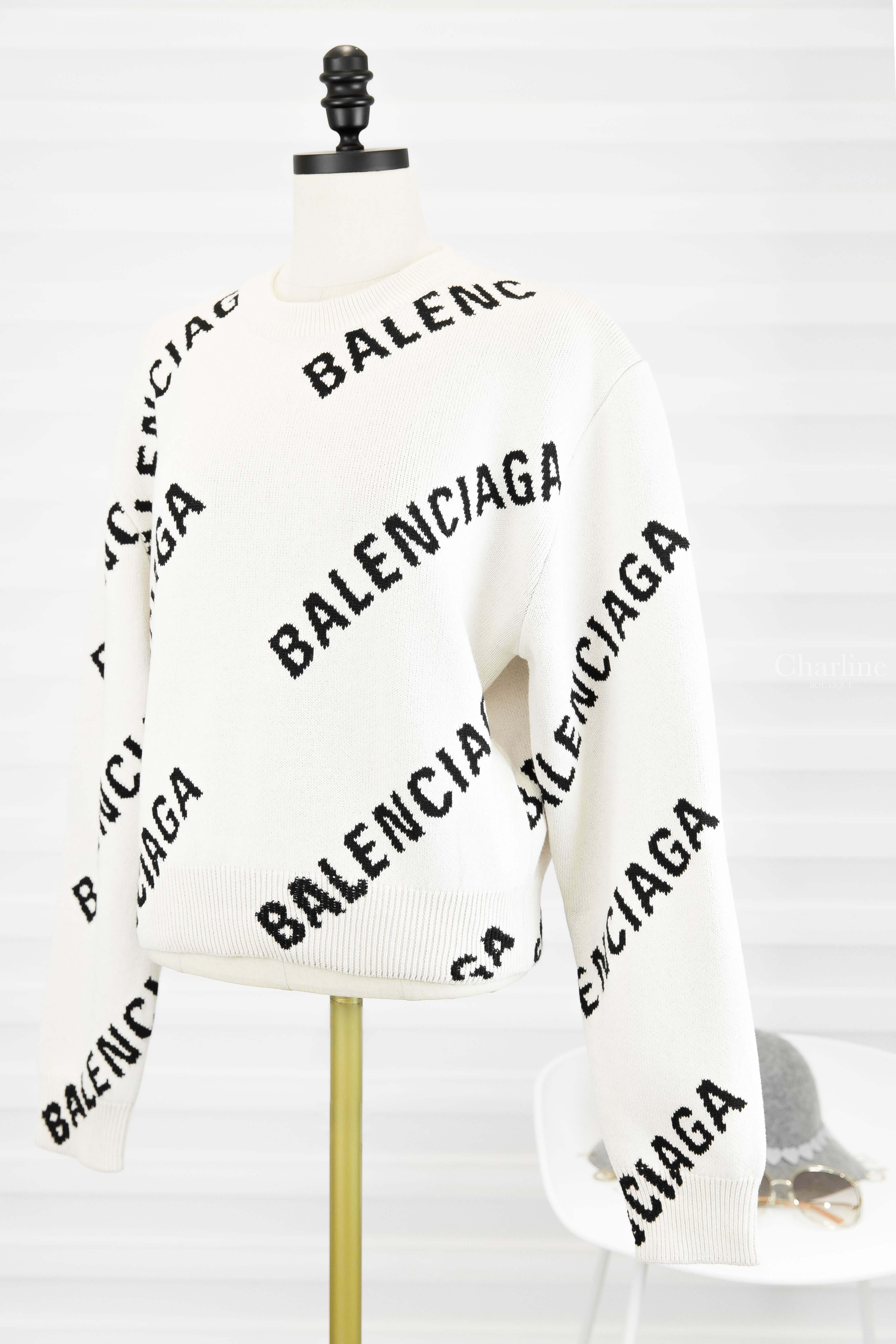 Balenciaga Allover Logo Crewneck 白色滿版黑色 Logo 棉質混羊毛長袖毛衣-Charline Boutique 精品代購
