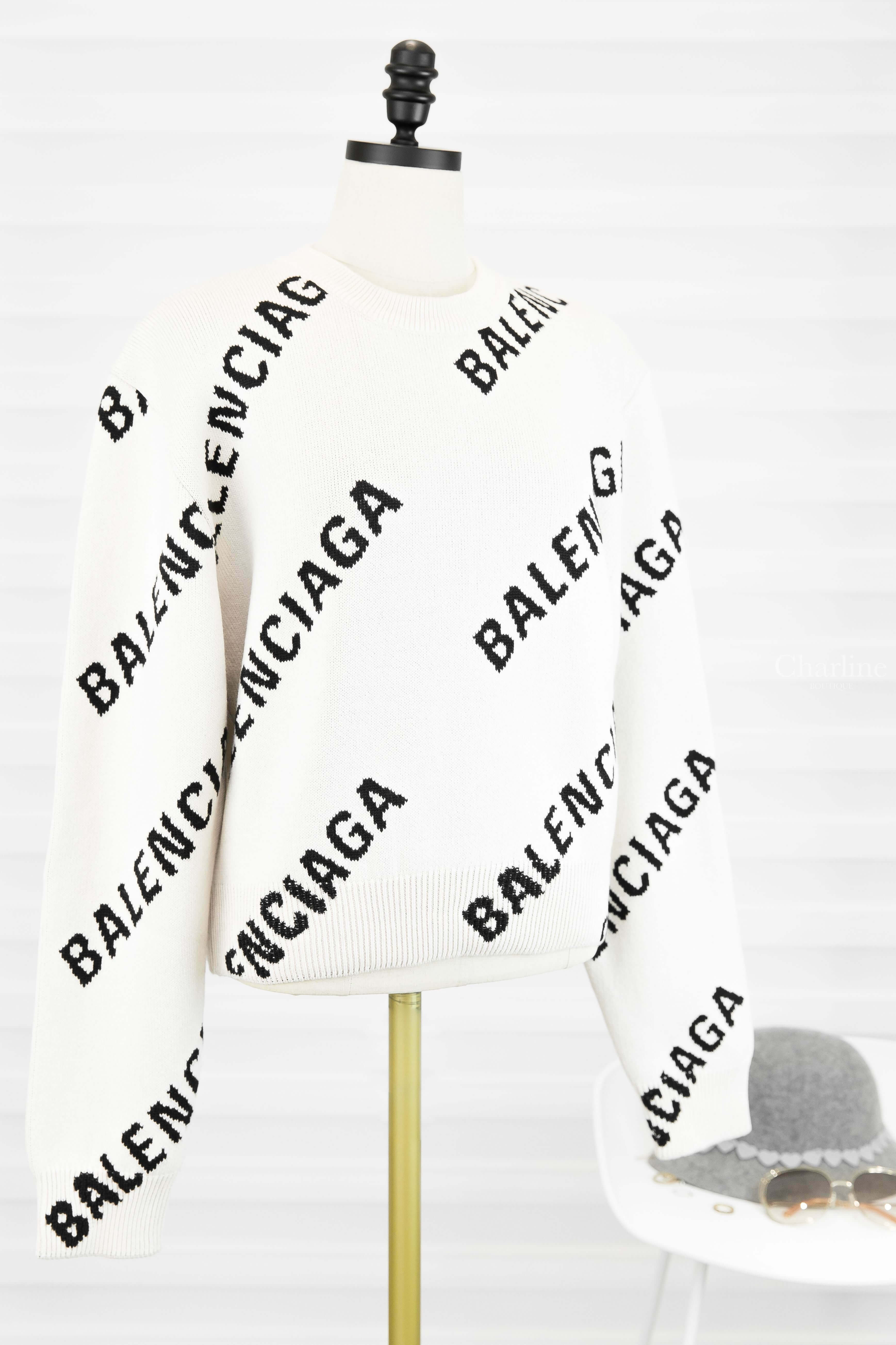 Balenciaga Allover Logo Crewneck 白色滿版黑色 Logo 棉質混羊毛長袖毛衣-Charline Boutique 精品代購