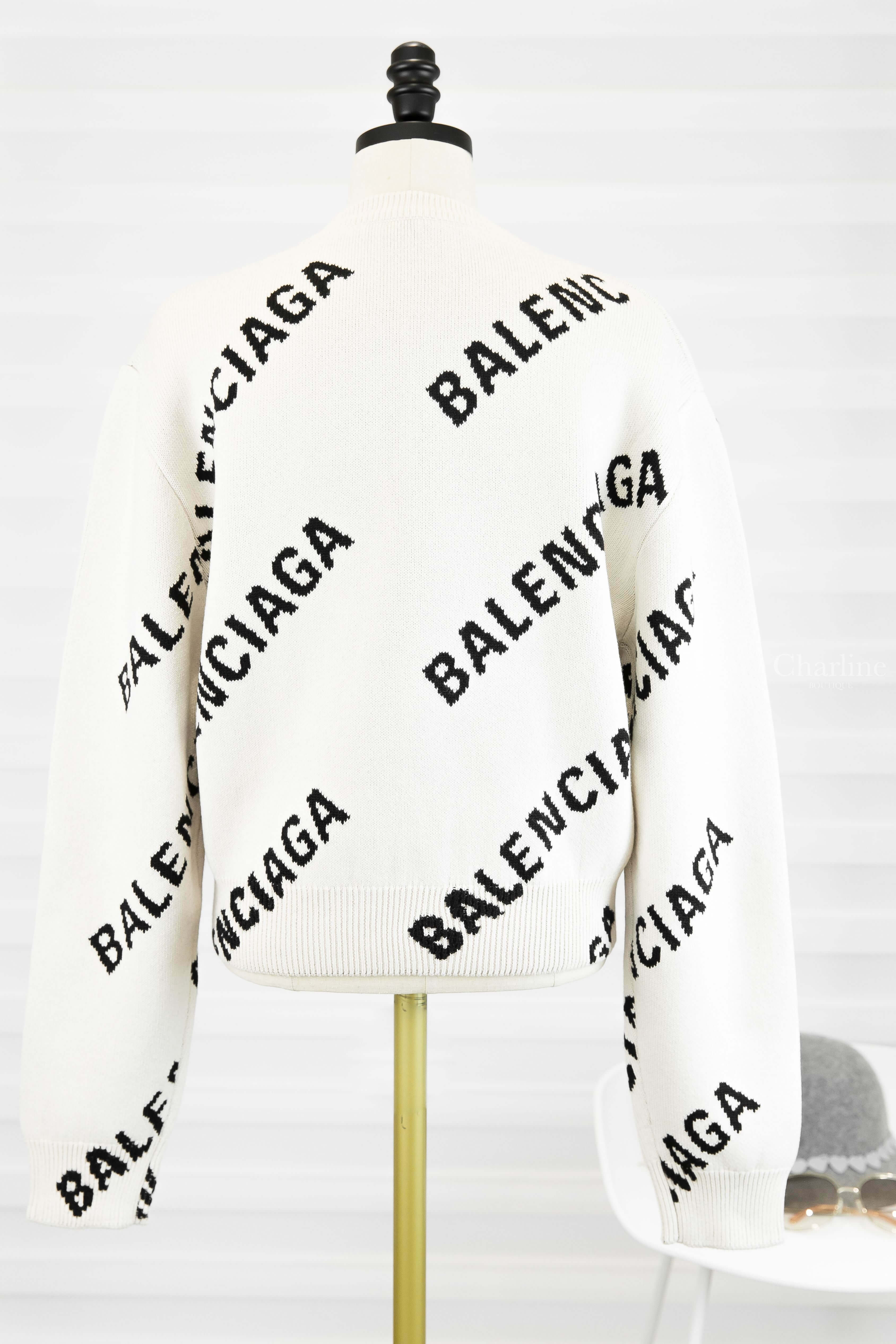 Balenciaga Allover Logo Crewneck 白色滿版黑色 Logo 棉質混羊毛長袖毛衣-Charline Boutique 精品代購