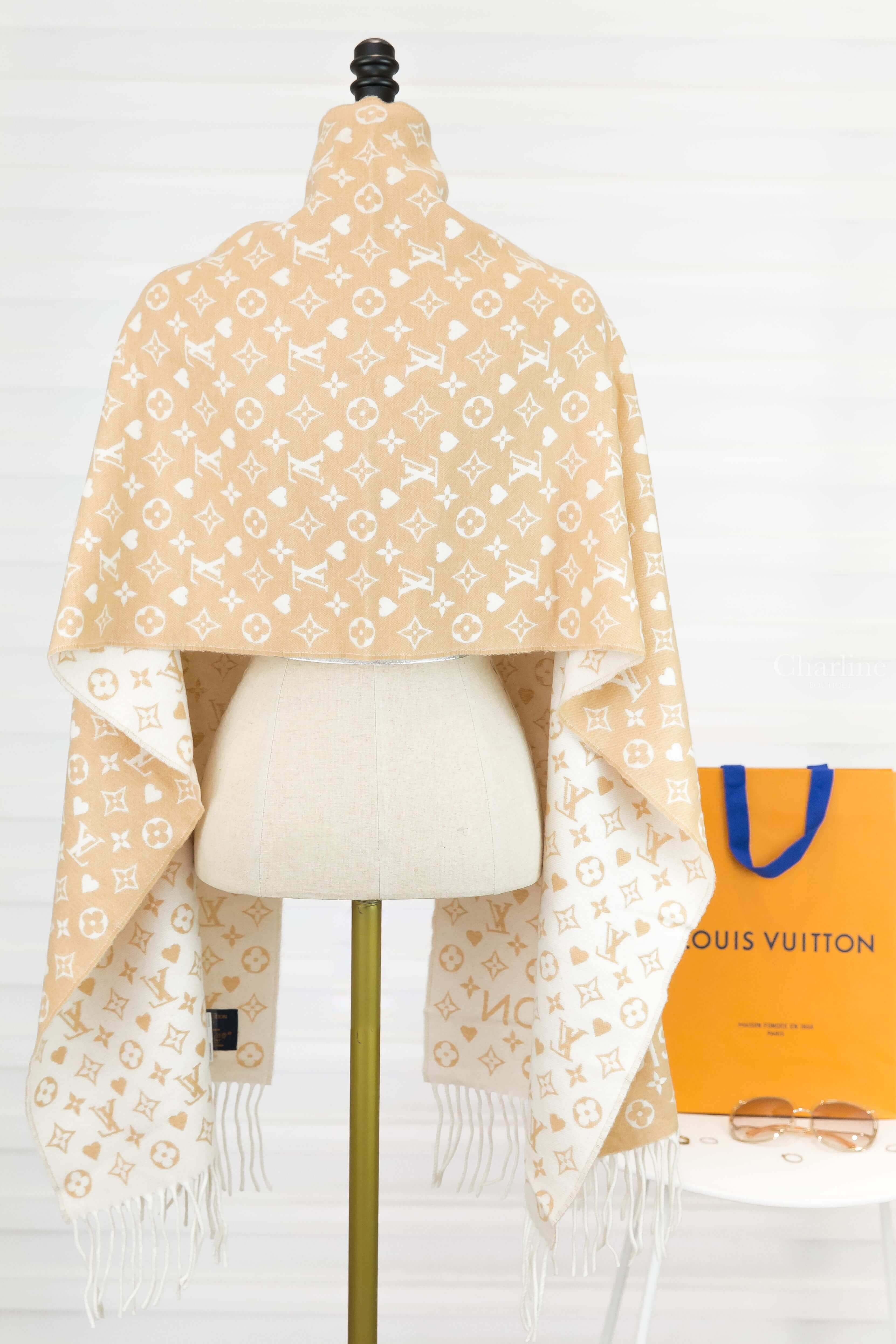 Louis Vuitton Game On Scarf 沙色拼米色白字老花愛心喀什米爾流蘇圍巾-Charline Boutique 精品代購