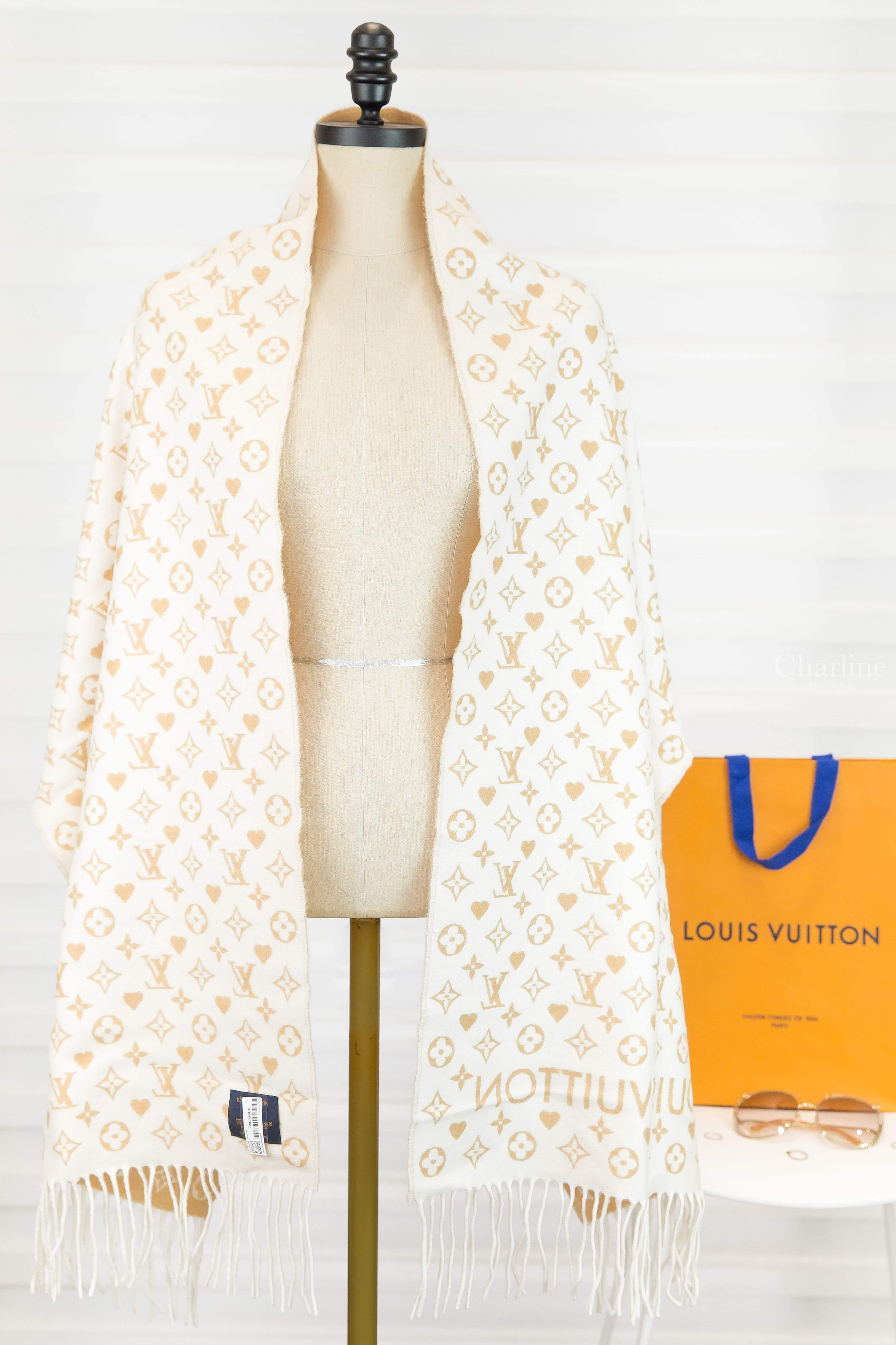 Louis Vuitton Game On Scarf 沙色拼米色白字老花愛心喀什米爾流蘇圍巾-Charline Boutique 精品代購