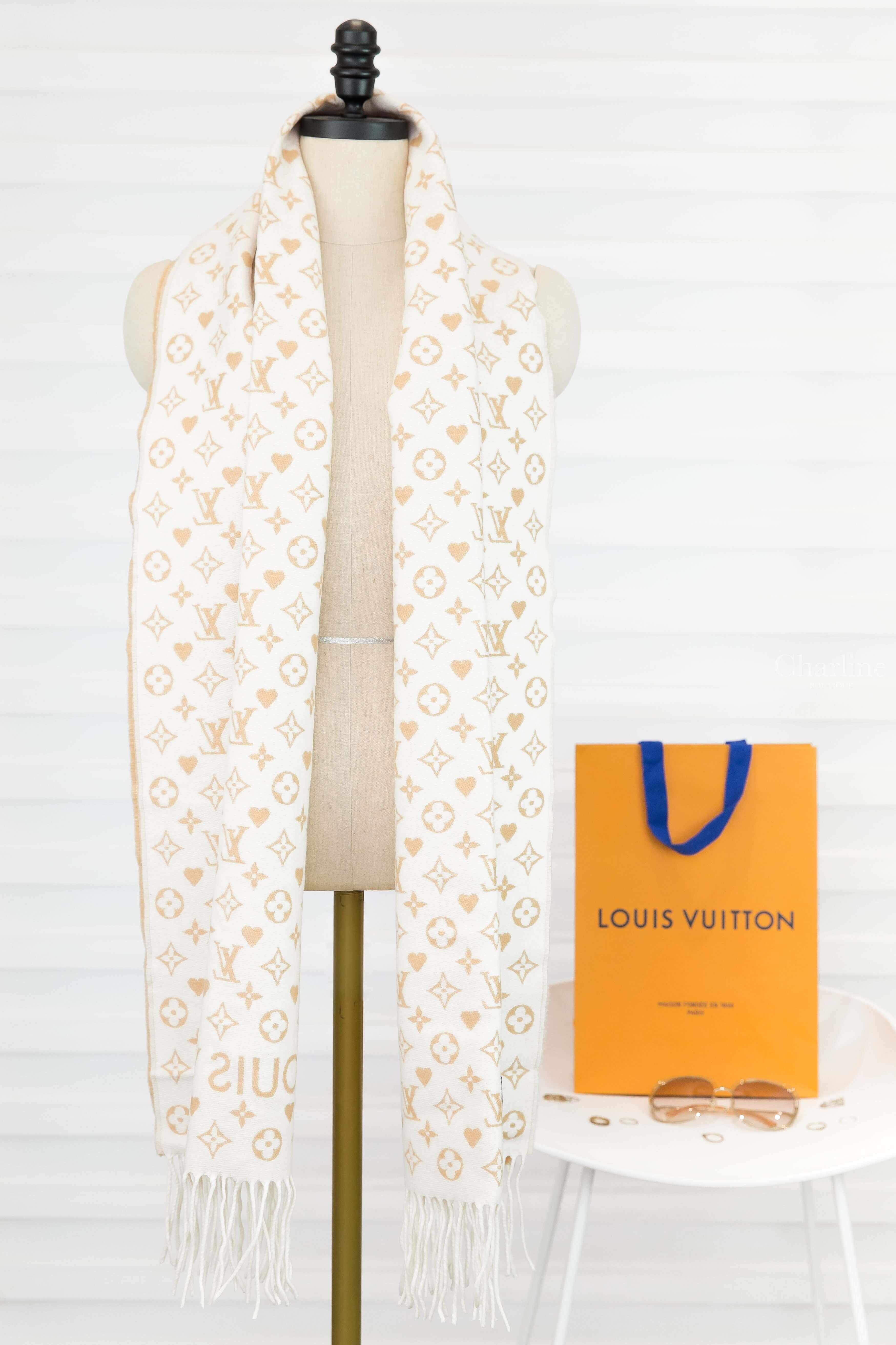 Louis Vuitton Game On Scarf 沙色拼米色白字老花愛心喀什米爾流蘇圍巾-Charline Boutique 精品代購