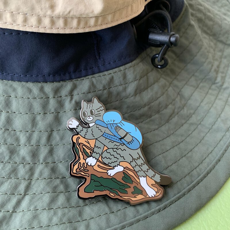 三貓俱樂部 金屬別針 徽章 衝第一跑貓