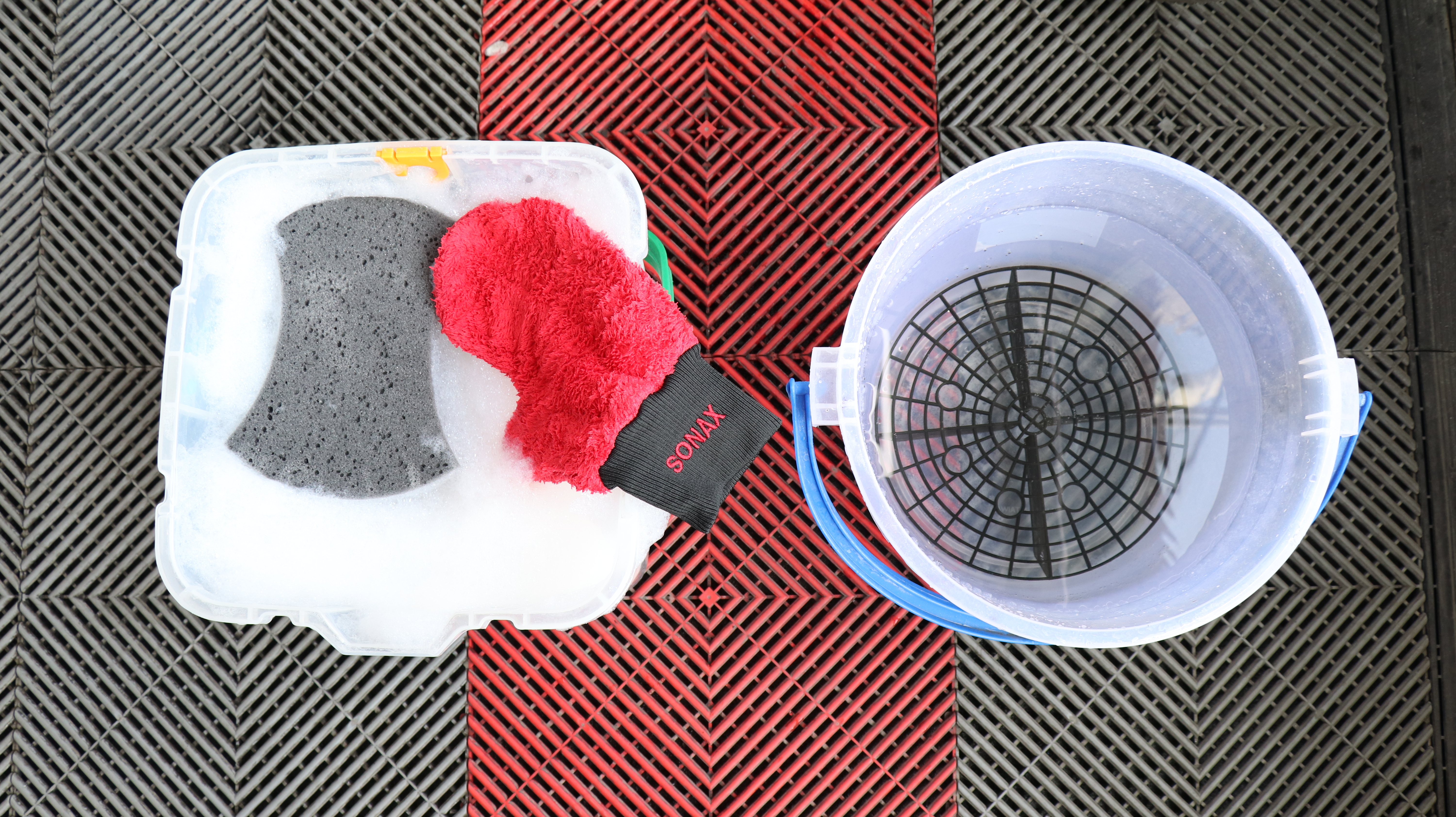 使用SONAX洗車手套搭配兩桶水洗車法