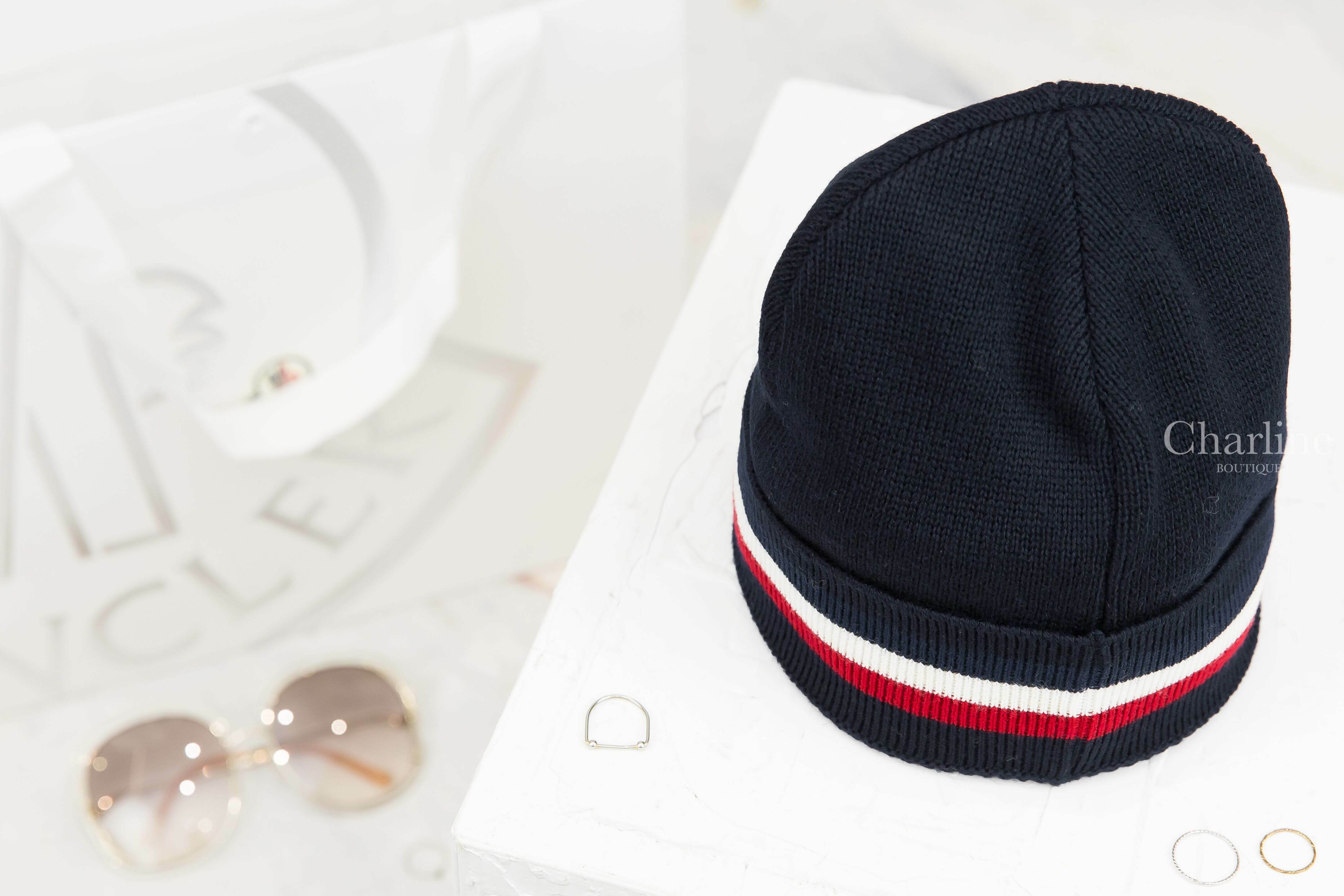 Moncler Tricolor Beanie 夜藍色電繡Logo紅白線條羊毛毛帽-Charline Boutique 精品代購
