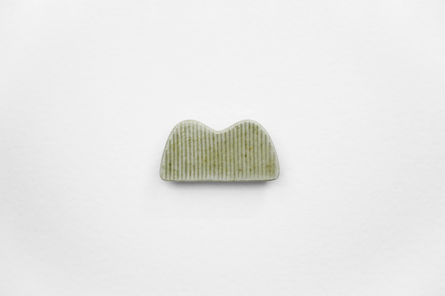 青人窯-筷架 山 刻纹  魚沼綠灰釉 (薄綠)