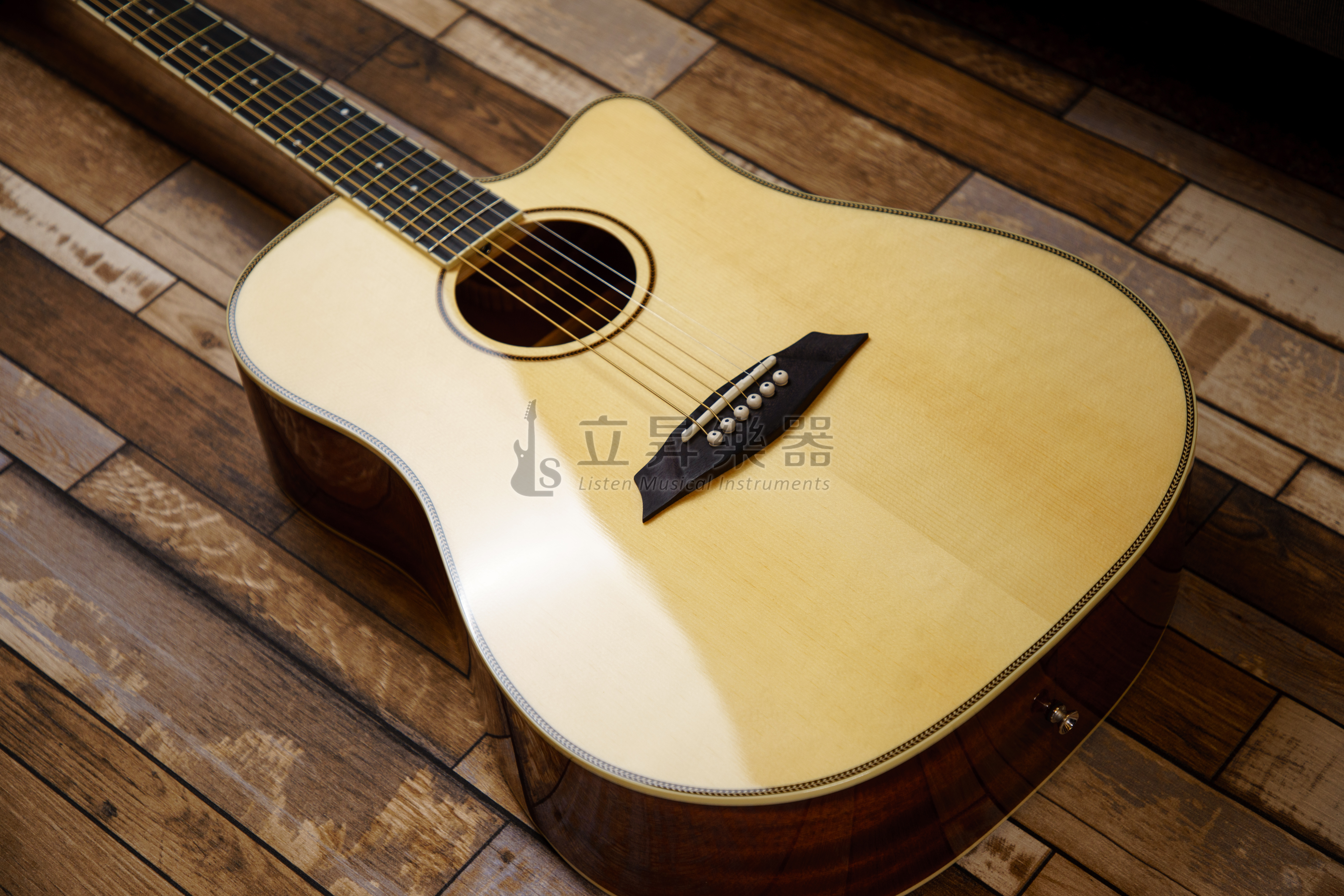 Sire 木吉他 SIRE R2-DC 雲杉木面板 桃花心木側背板 合板木吉他 缺角 附袋 R2 DC 第 4 張圖片｜三峽吉他 / Bass