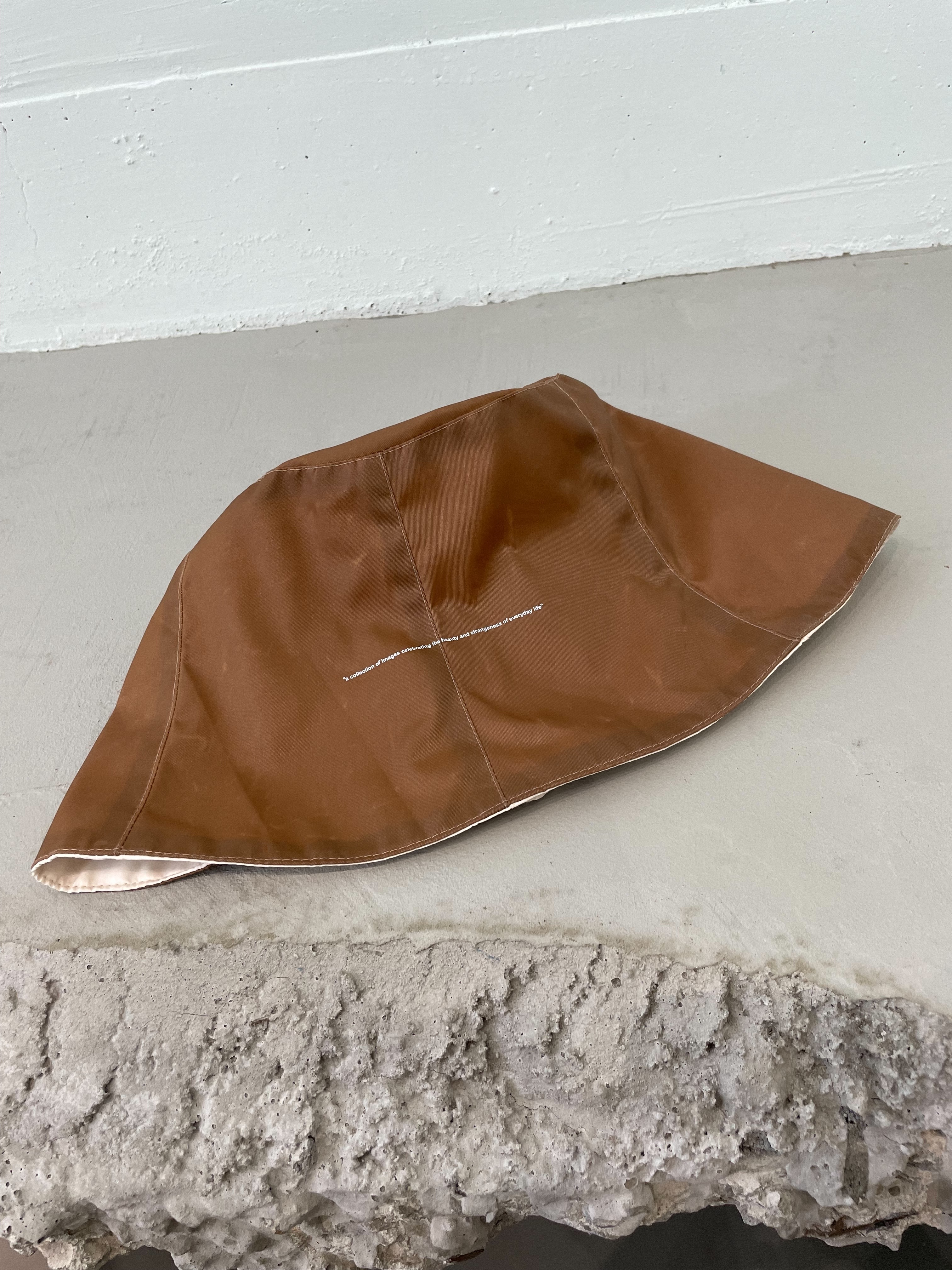 life 輕功能咖啡配米色雙面漁夫帽