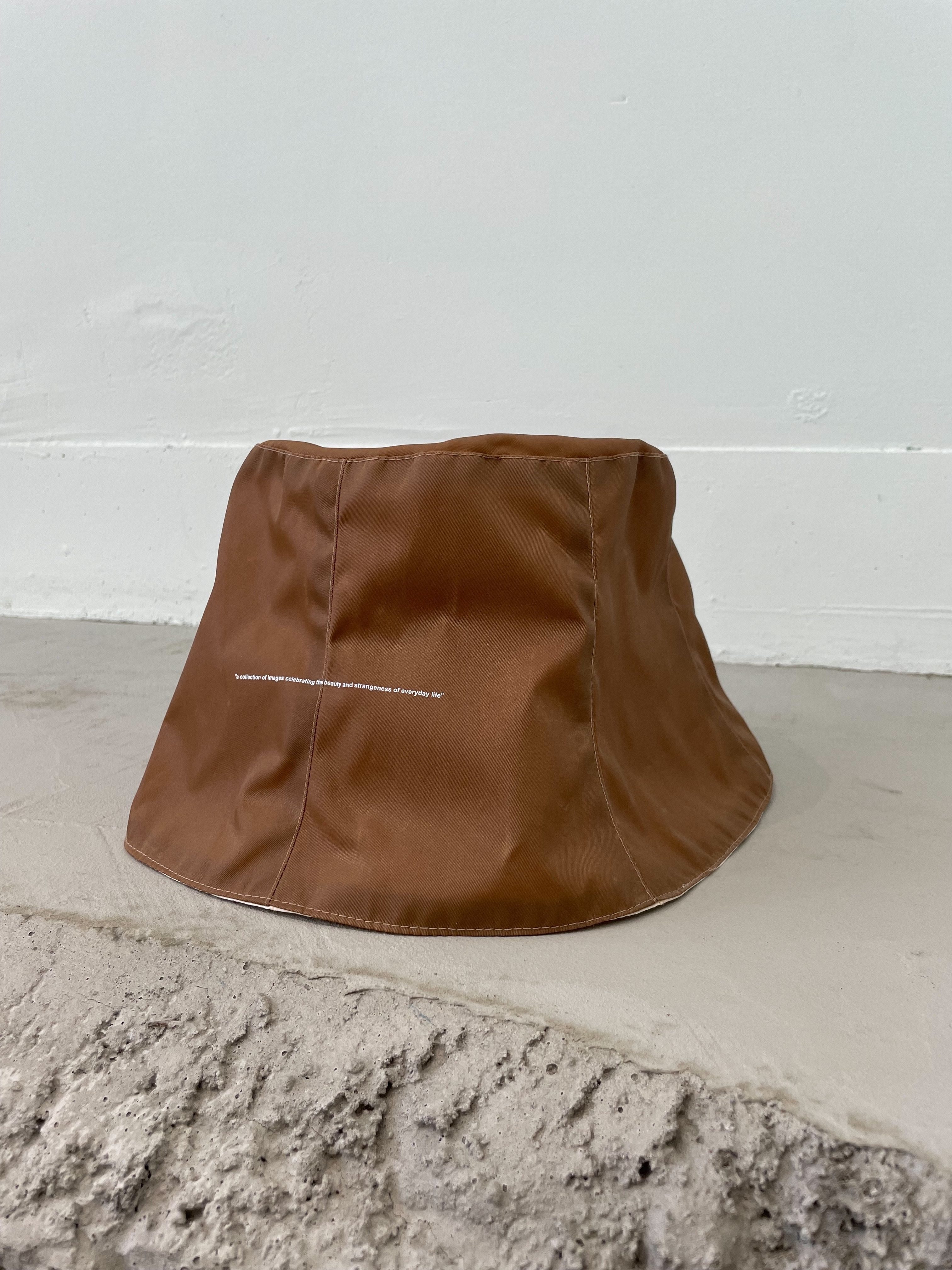 life 輕功能咖啡配米色雙面漁夫帽