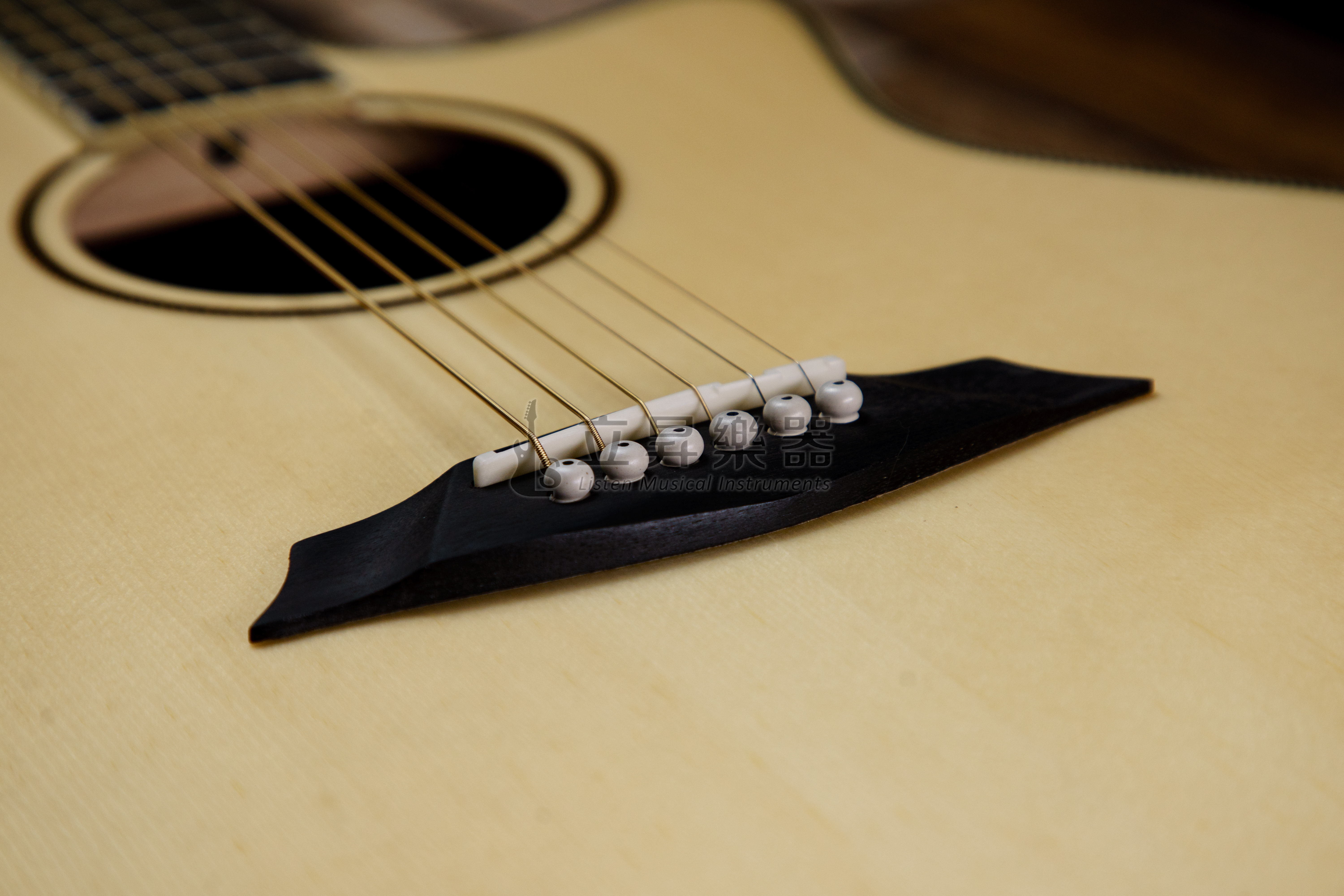 木吉他 SIRE R2-GA  NA 原木色 木吉他 SIRE R2-GA NA 原木色 / TS 漸層色 雲杉木面板 桃花心木側背板 合板木吉他 缺角 附袋 R2 GA 第 4 張圖片｜三峽吉他 / Bass