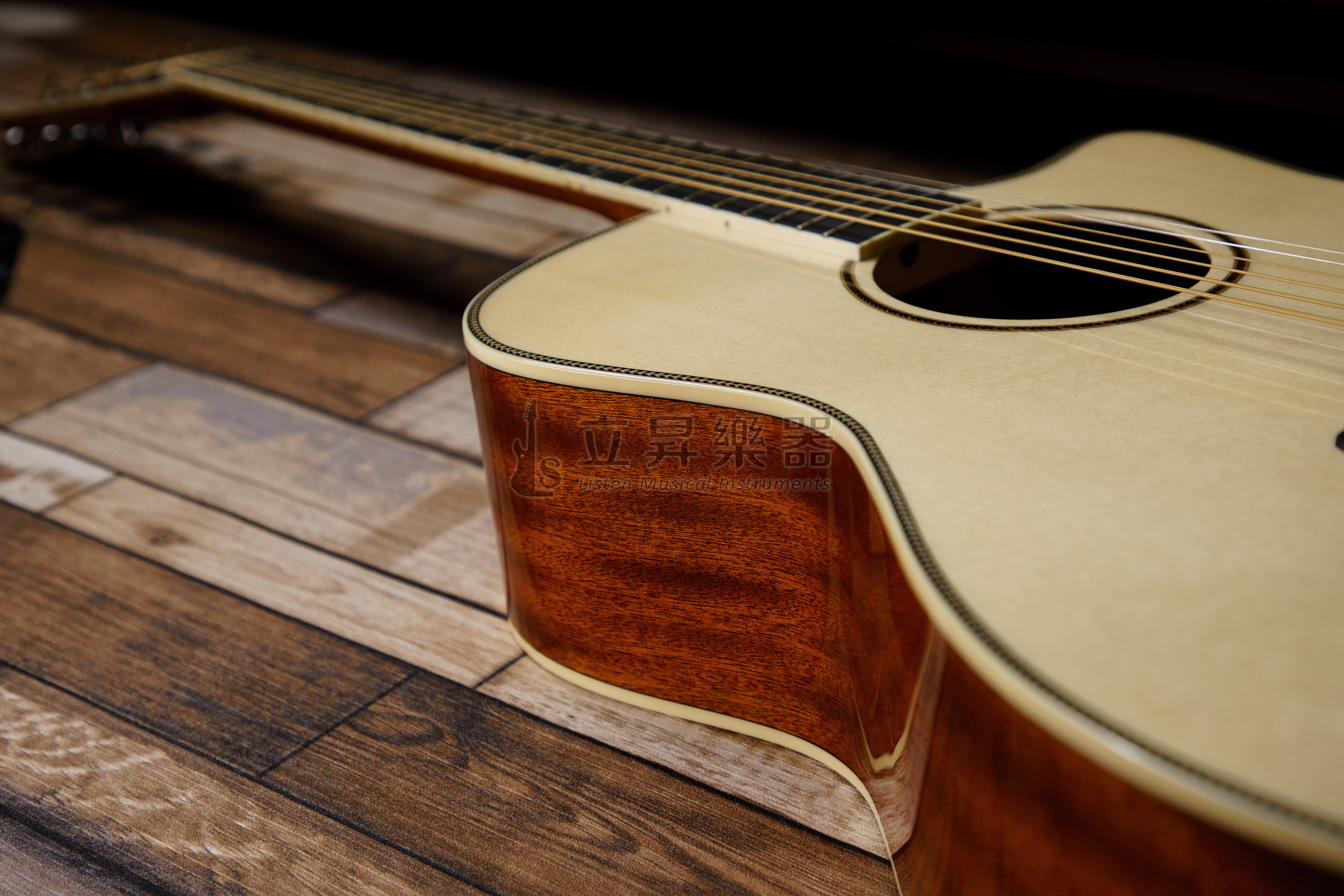 木吉他 SIRE R2-GA  NA 原木色 木吉他 SIRE R2-GA NA 原木色 / TS 漸層色 雲杉木面板 桃花心木側背板 合板木吉他 缺角 附袋 R2 GA 第 5 張圖片｜三峽吉他 / Bass