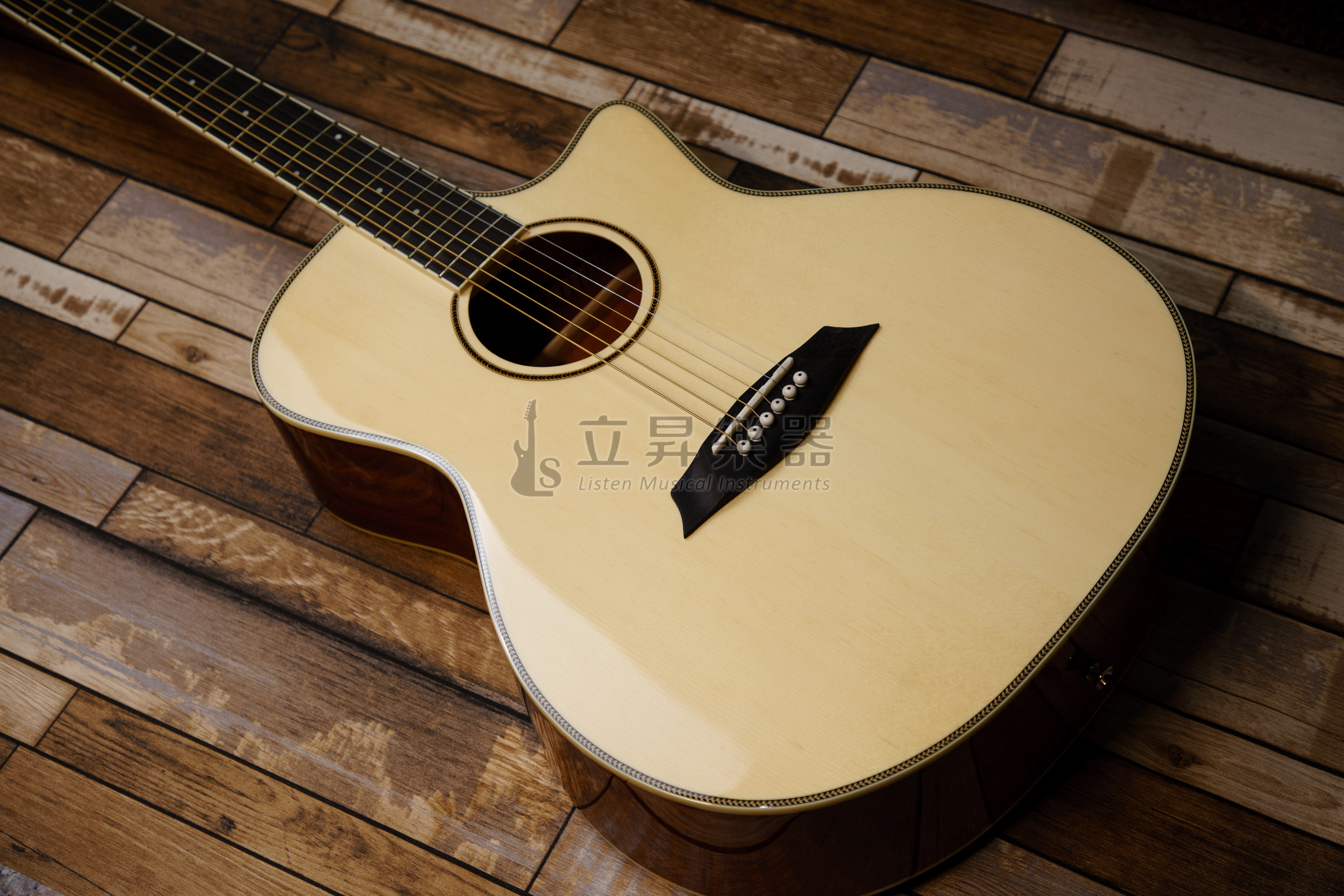 木吉他 SIRE R2-GA  NA 原木色 木吉他 SIRE R2-GA NA 原木色 / TS 漸層色 雲杉木面板 桃花心木側背板 合板木吉他 缺角 附袋 R2 GA 第 3 張圖片｜三峽吉他 / Bass