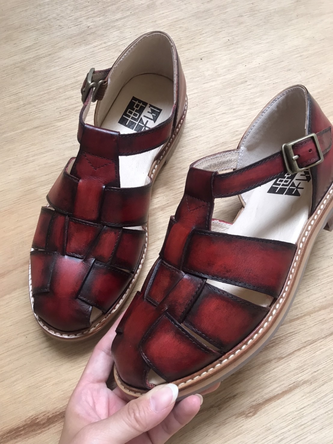 【牽手一起長大-Patina手刷】內外全真皮低跟小木跟魚骨手工編織羅馬涼鞋五色